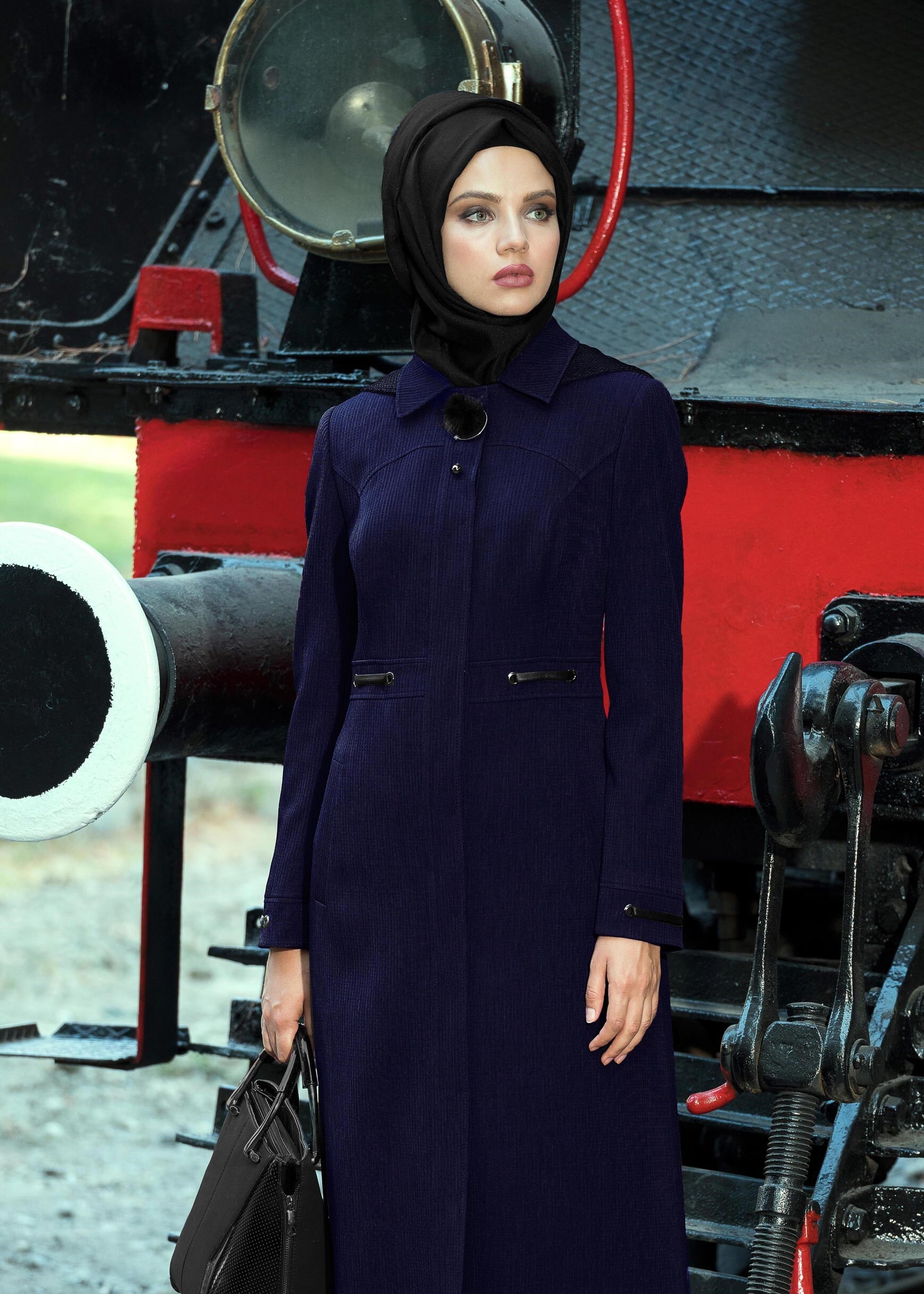 Tesettür giyim LACİVERT KOLLARI BELİ DETAYLI BROŞLU PARDESÜ 1154