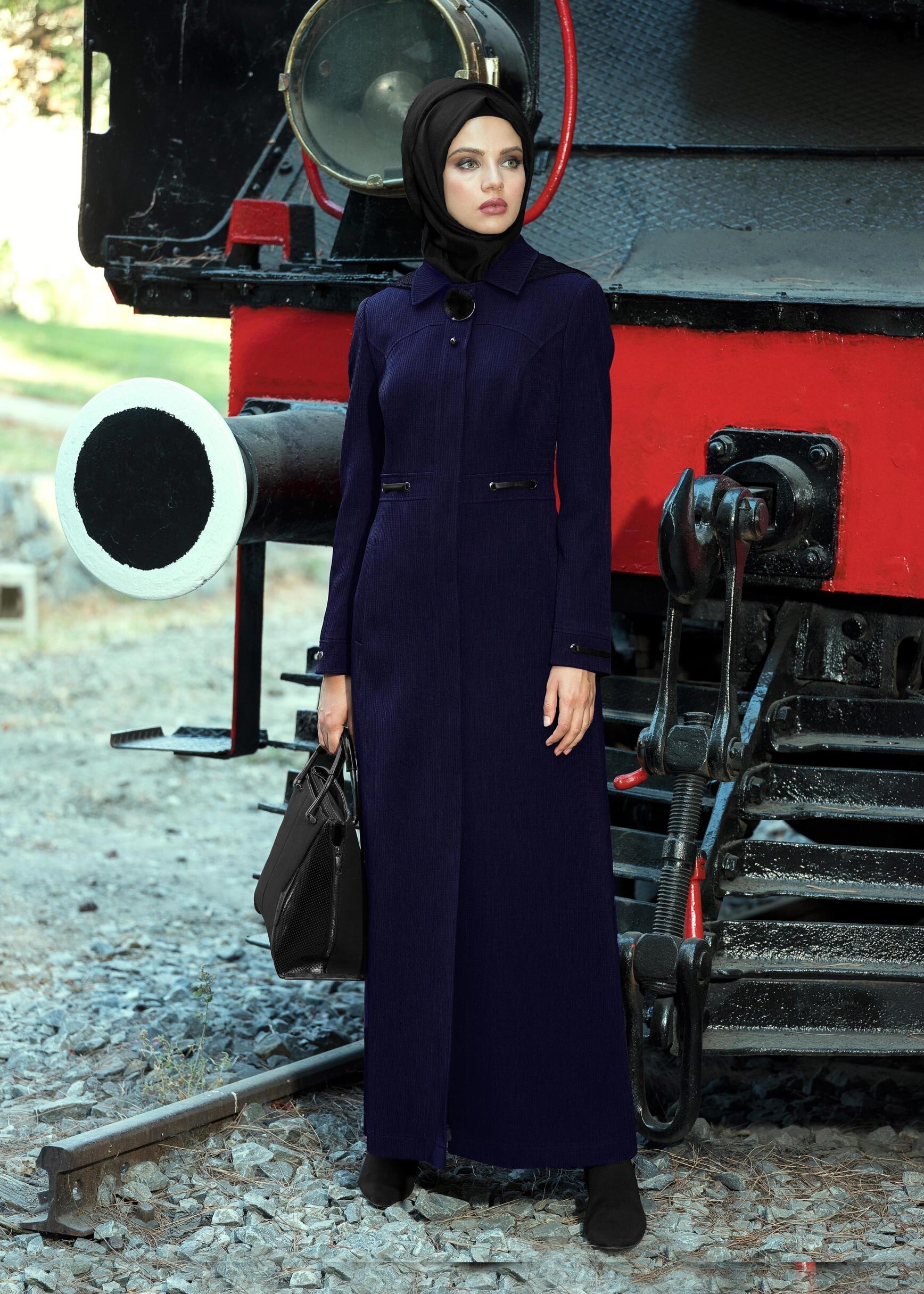 Tesettür giyim LACİVERT KOLLARI BELİ DETAYLI BROŞLU PARDESÜ 1154