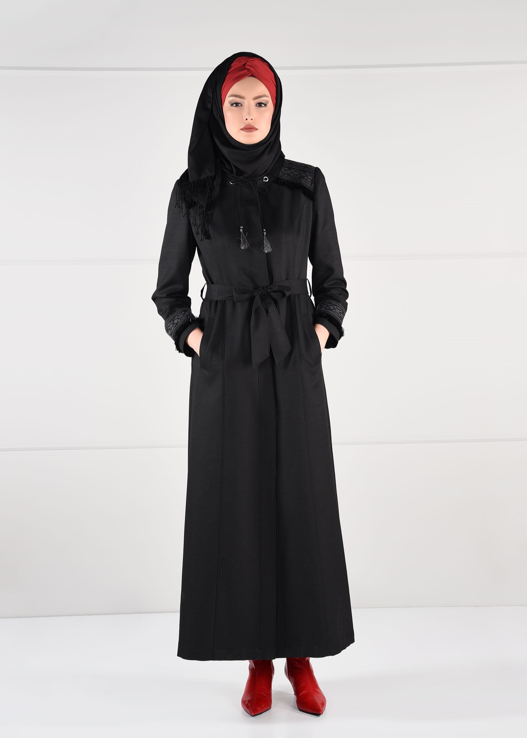 Tesettür giyim SİYAH PÜSKÜLLÜ NAKIŞLI PARDESÜ 1156 