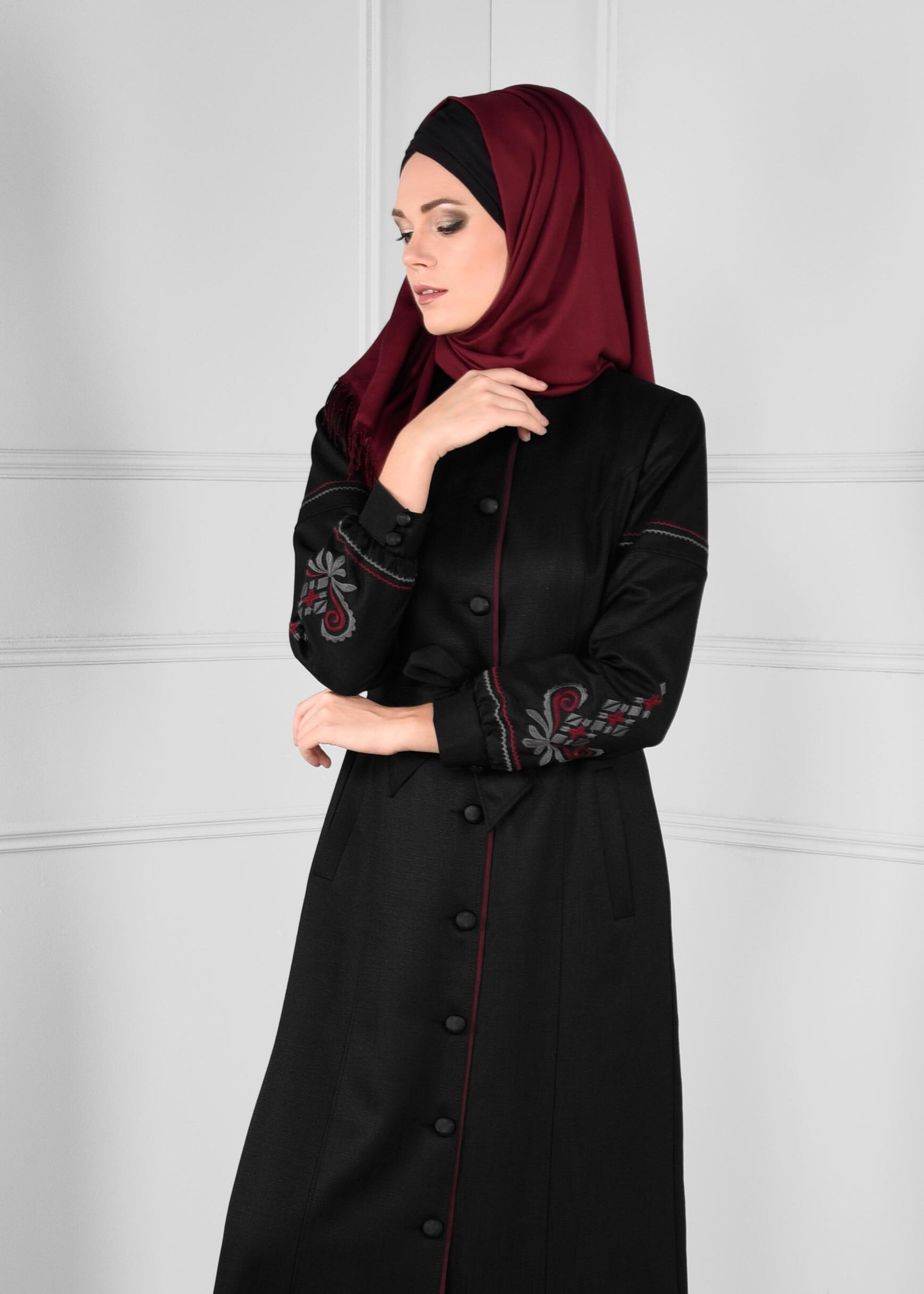 Tesettür giyim SİYAH NAKIŞ İŞLEMELİ BOYDAN DÜĞMELİ KUŞAKLI PARDESÜ 1161