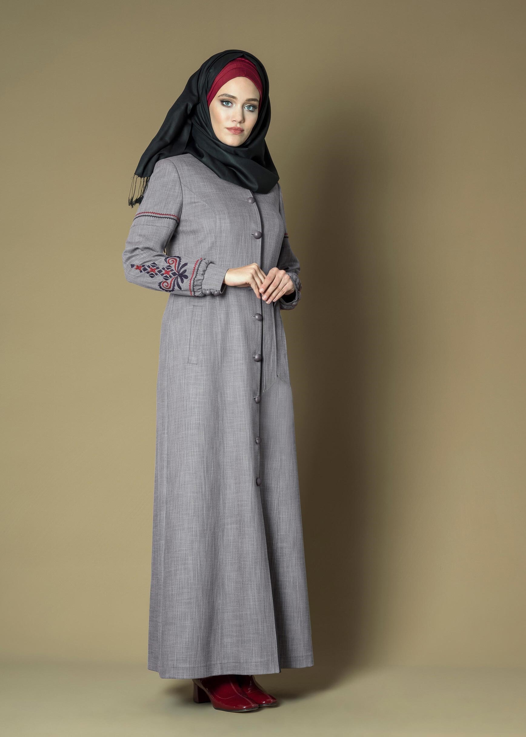 Tesettür giyim GRİ NAKIŞ İŞLEMELİ BOYDAN DÜĞMELİ KUŞAKLI PARDESÜ 1161