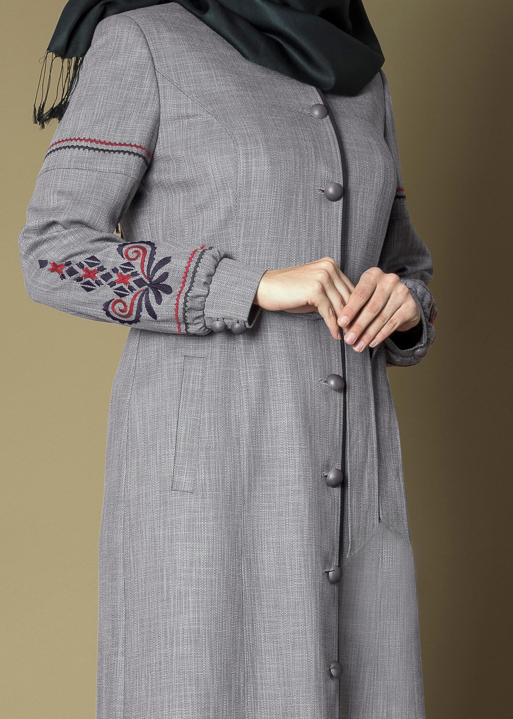 Tesettür giyim GRİ NAKIŞ İŞLEMELİ BOYDAN DÜĞMELİ KUŞAKLI PARDESÜ 1161