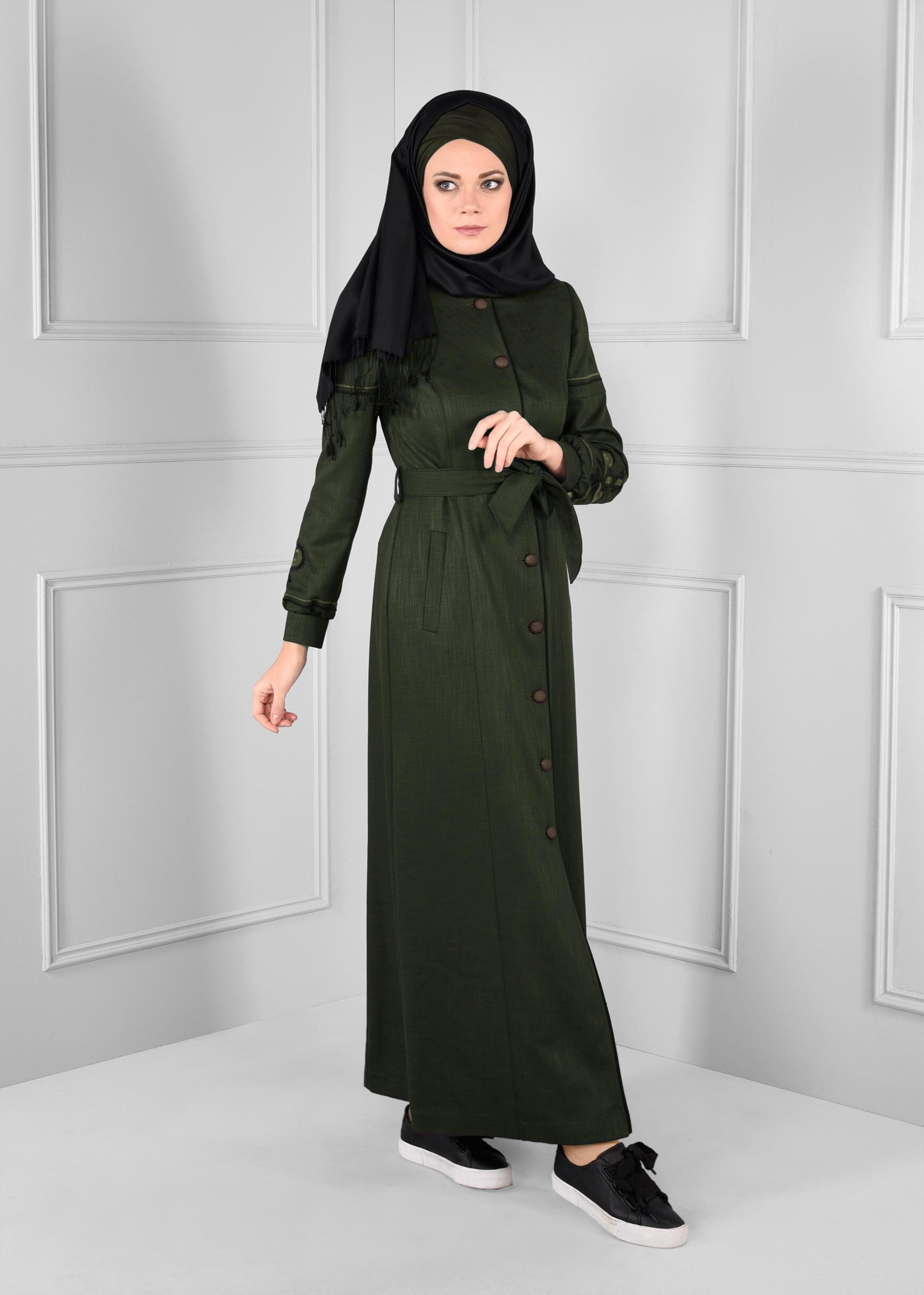 Tesettür giyim HAKİ NAKIŞ İŞLEMELİ BOYDAN DÜĞMELİ KUŞAKLI PARDESÜ 1161