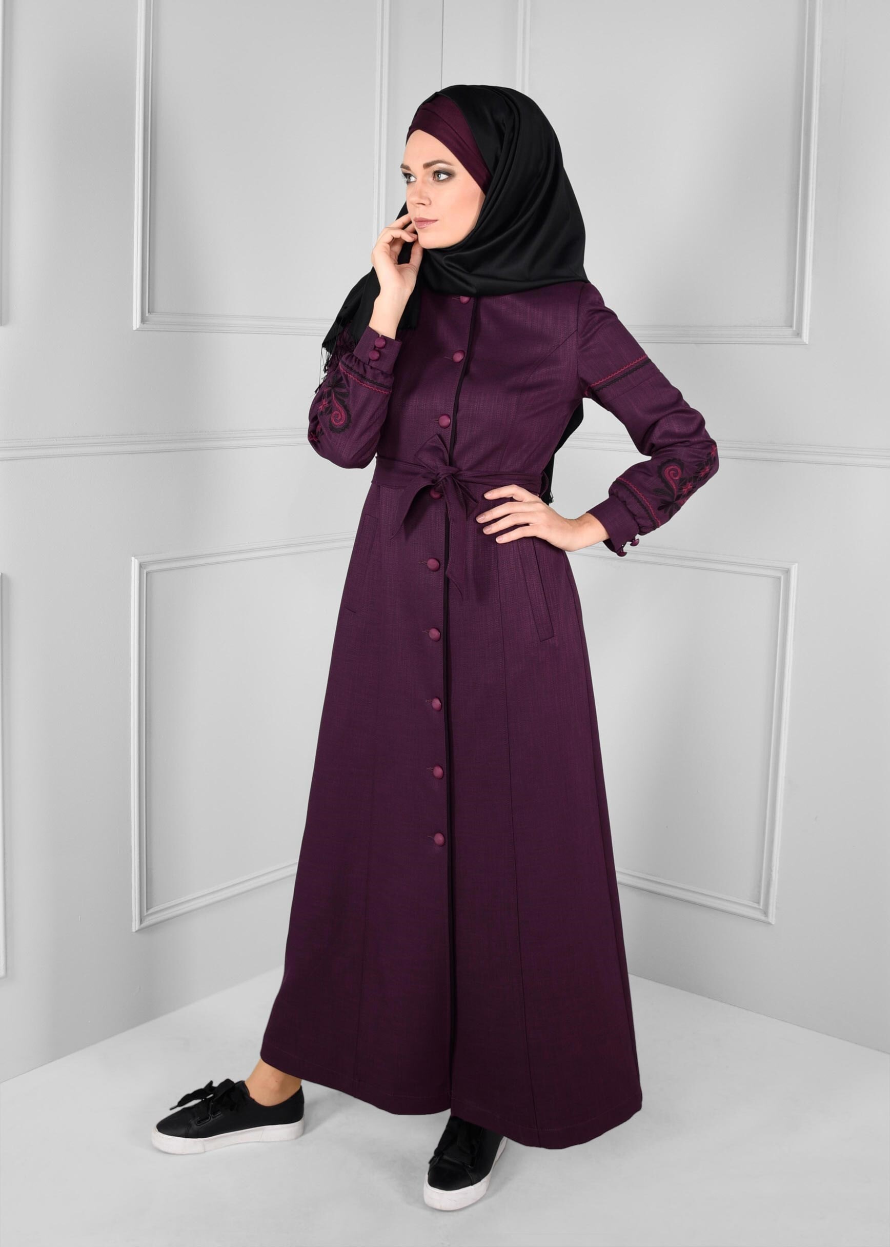 Tesettür giyim MÜRDÜM NAKIŞ İŞLEMELİ BOYDAN DÜĞMELİ KUŞAKLI PARDESÜ 1161