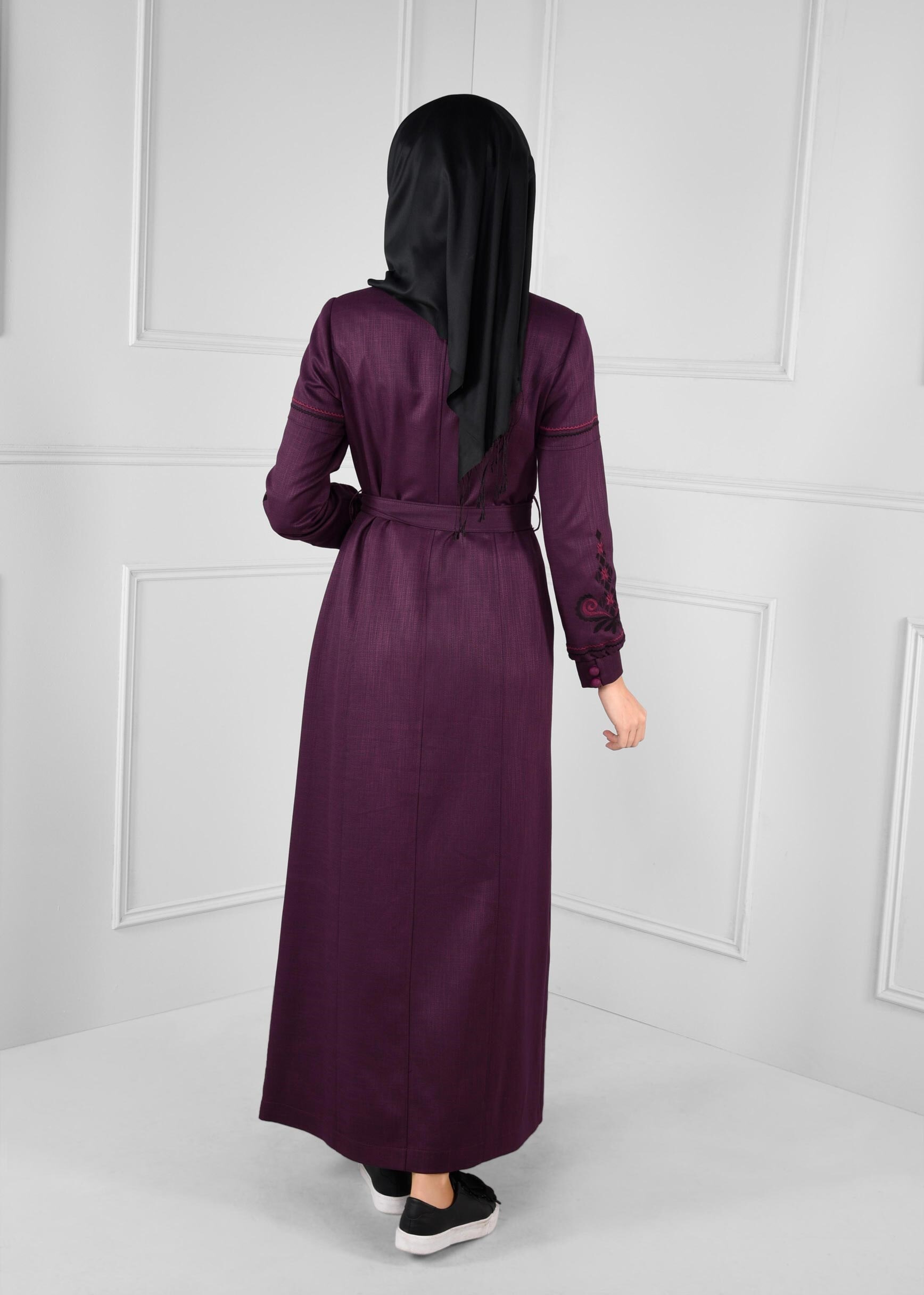 Tesettür giyim MÜRDÜM NAKIŞ İŞLEMELİ BOYDAN DÜĞMELİ KUŞAKLI PARDESÜ 1161