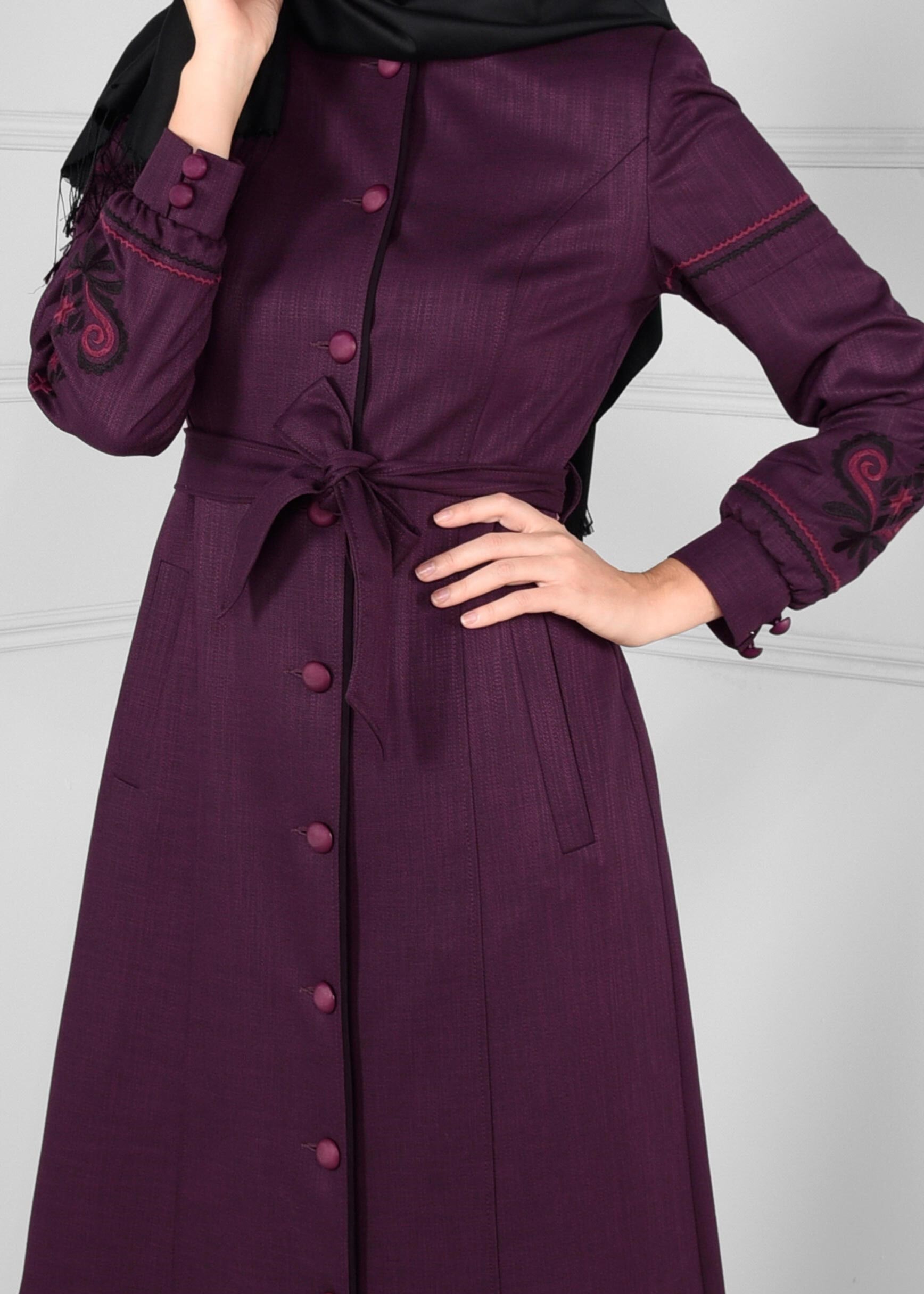 Tesettür giyim MÜRDÜM NAKIŞ İŞLEMELİ BOYDAN DÜĞMELİ KUŞAKLI PARDESÜ 1161