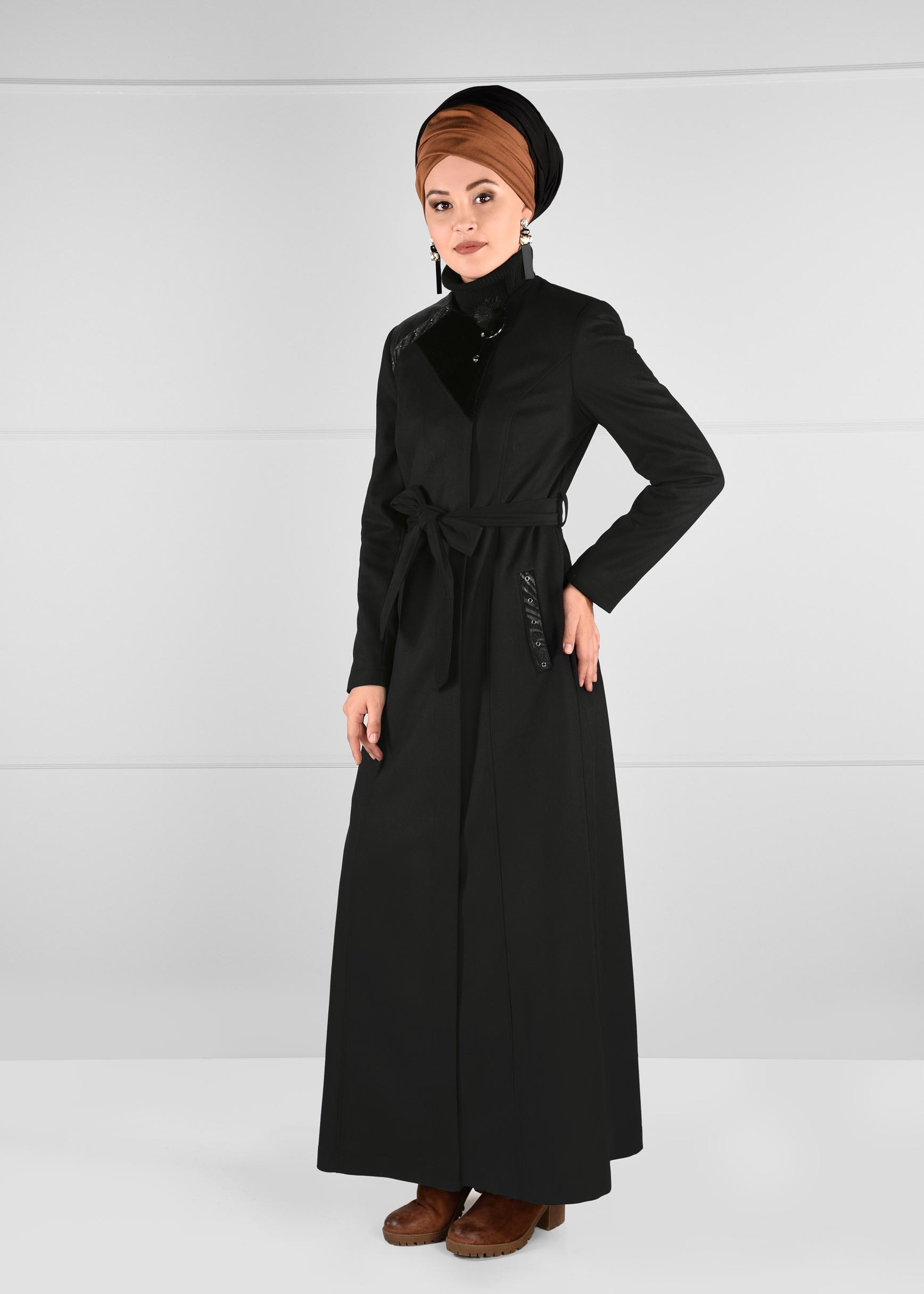 Tesettür giyim SİYAH KUŞ GÖZÜ DETAYLI BROŞLU PARDESÜ 1163
