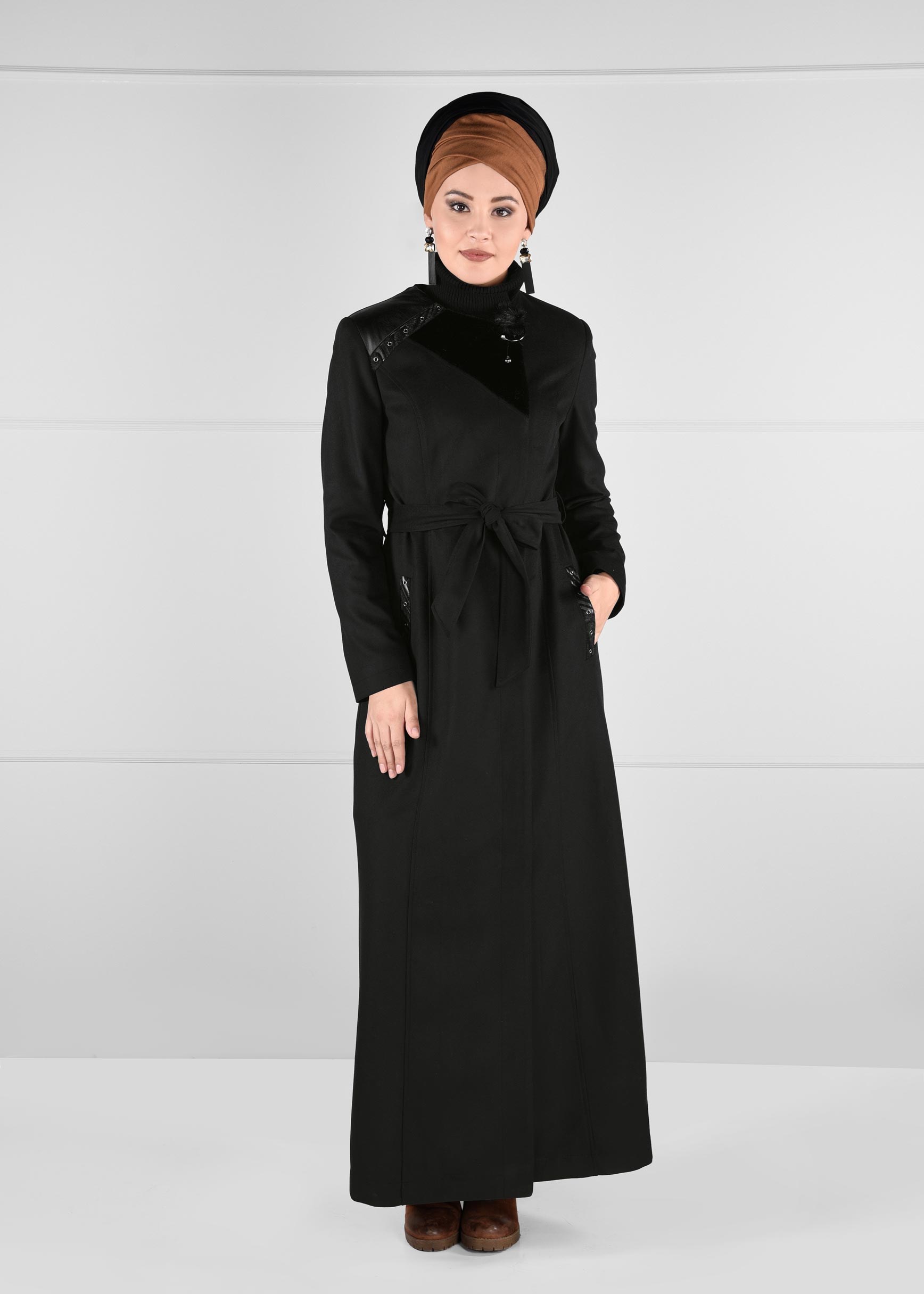 Tesettür giyim SİYAH KUŞ GÖZÜ DETAYLI BROŞLU PARDESÜ 1163