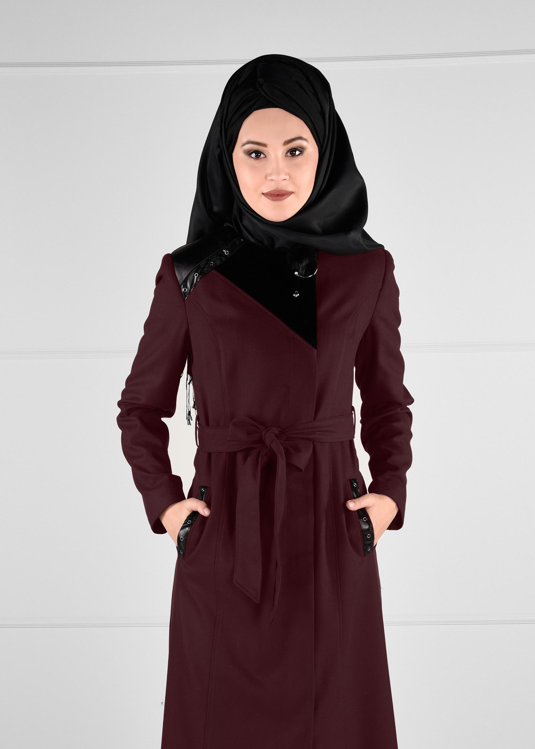 Tesettür giyim BORDO KUŞ GÖZÜ DETAYLI BROŞLU PARDESÜ 1163