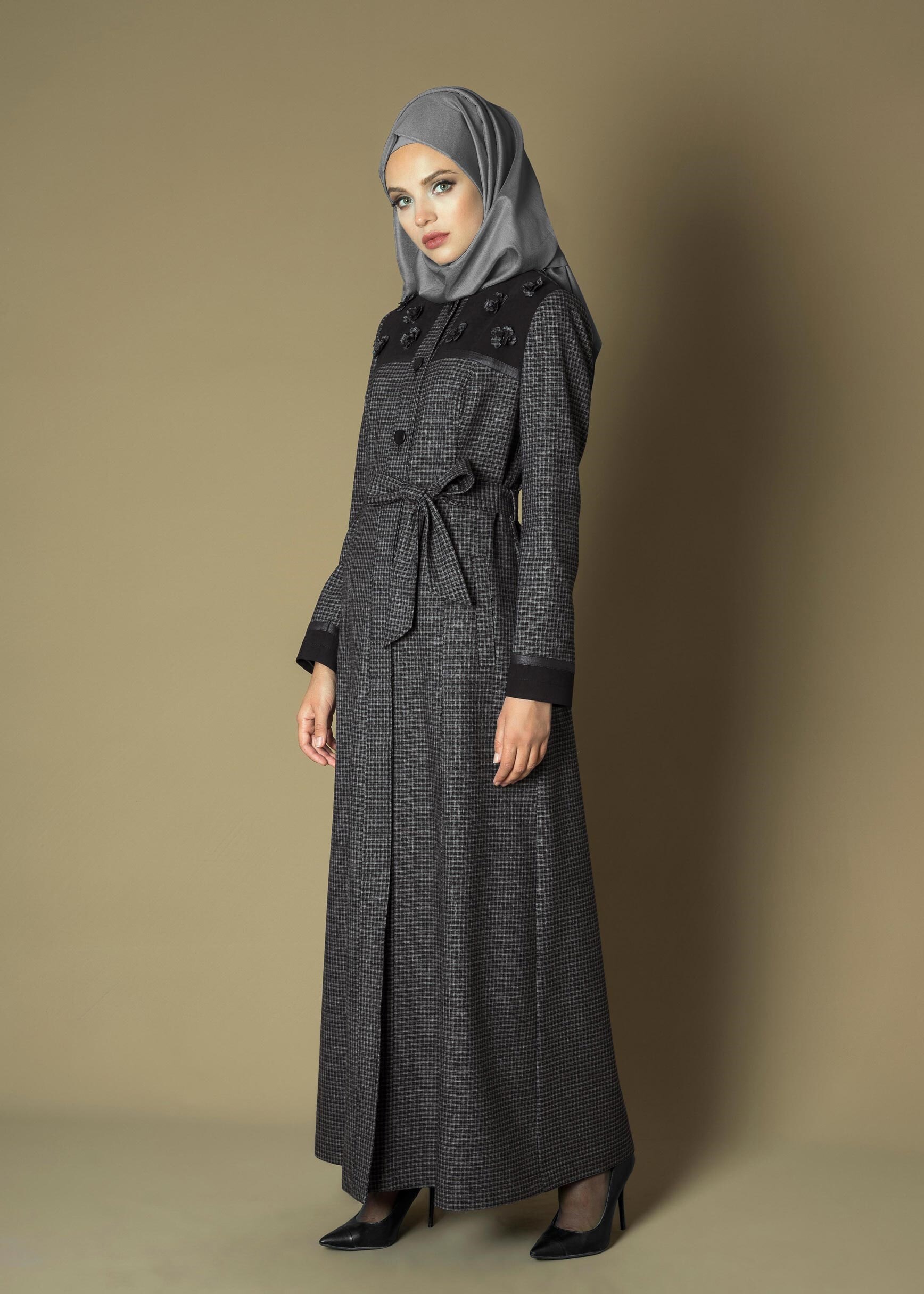 Tesettür giyim SİYAH ÜÇ BOYUT ÇİÇEK DESENLİ EKOSE PARDESÜ 1165 