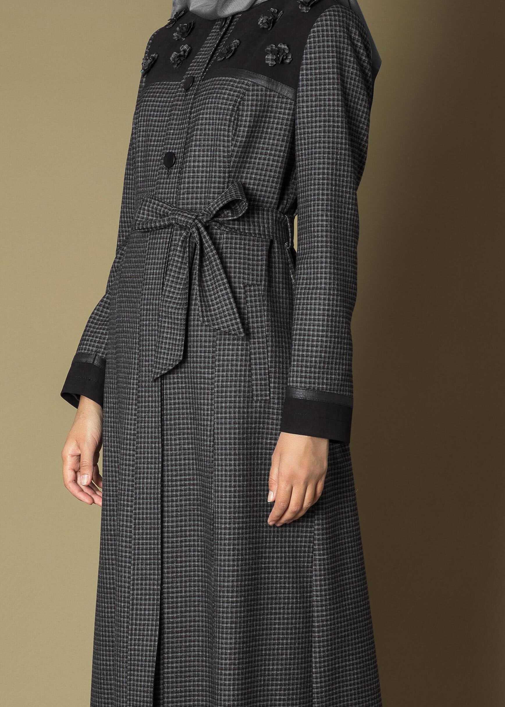 Tesettür giyim SİYAH ÜÇ BOYUT ÇİÇEK DESENLİ EKOSE PARDESÜ 1165 