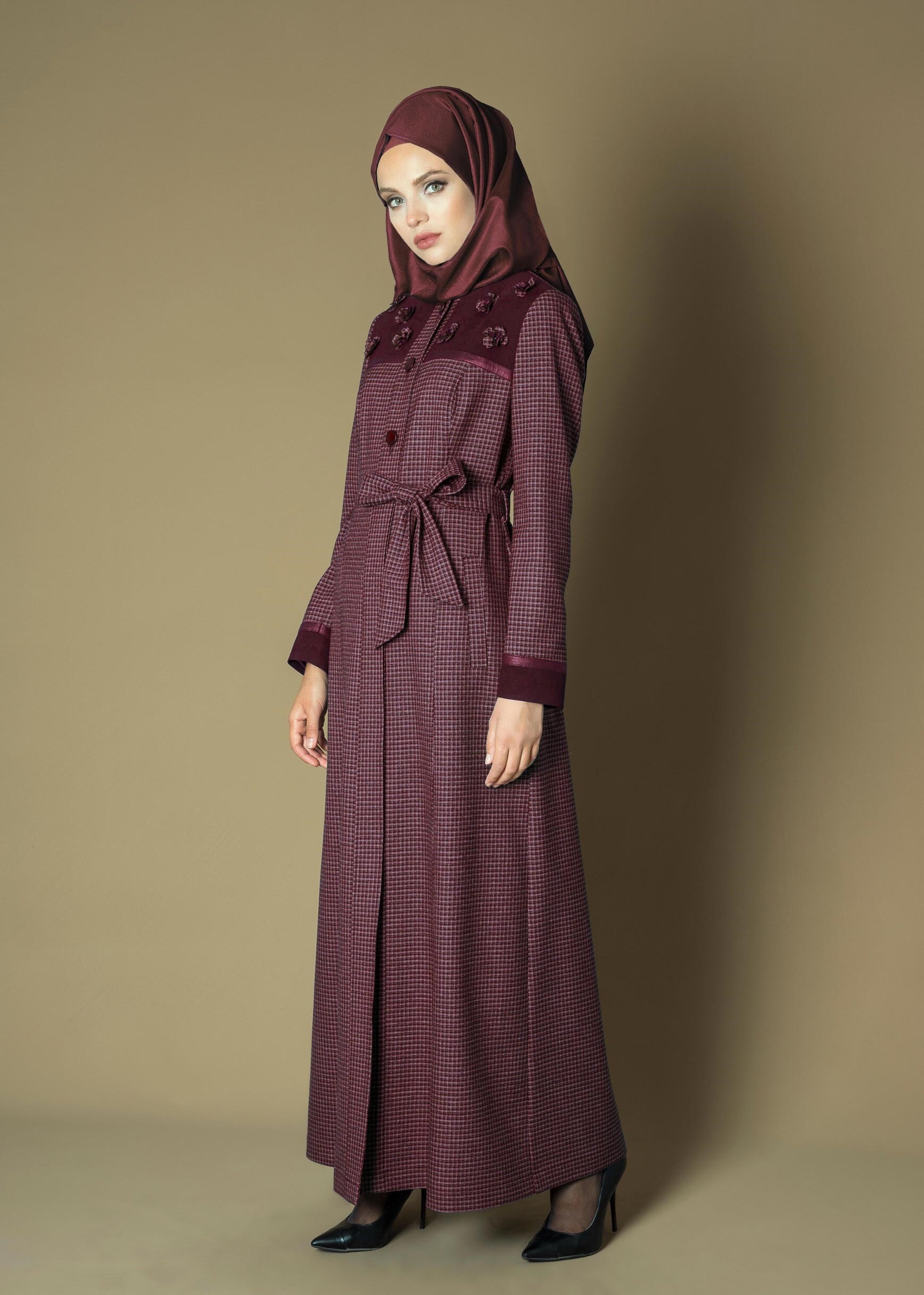 Tesettür giyim BORDO ÜÇ BOYUT ÇİÇEK DESENLİ EKOSE PARDESÜ 1165 