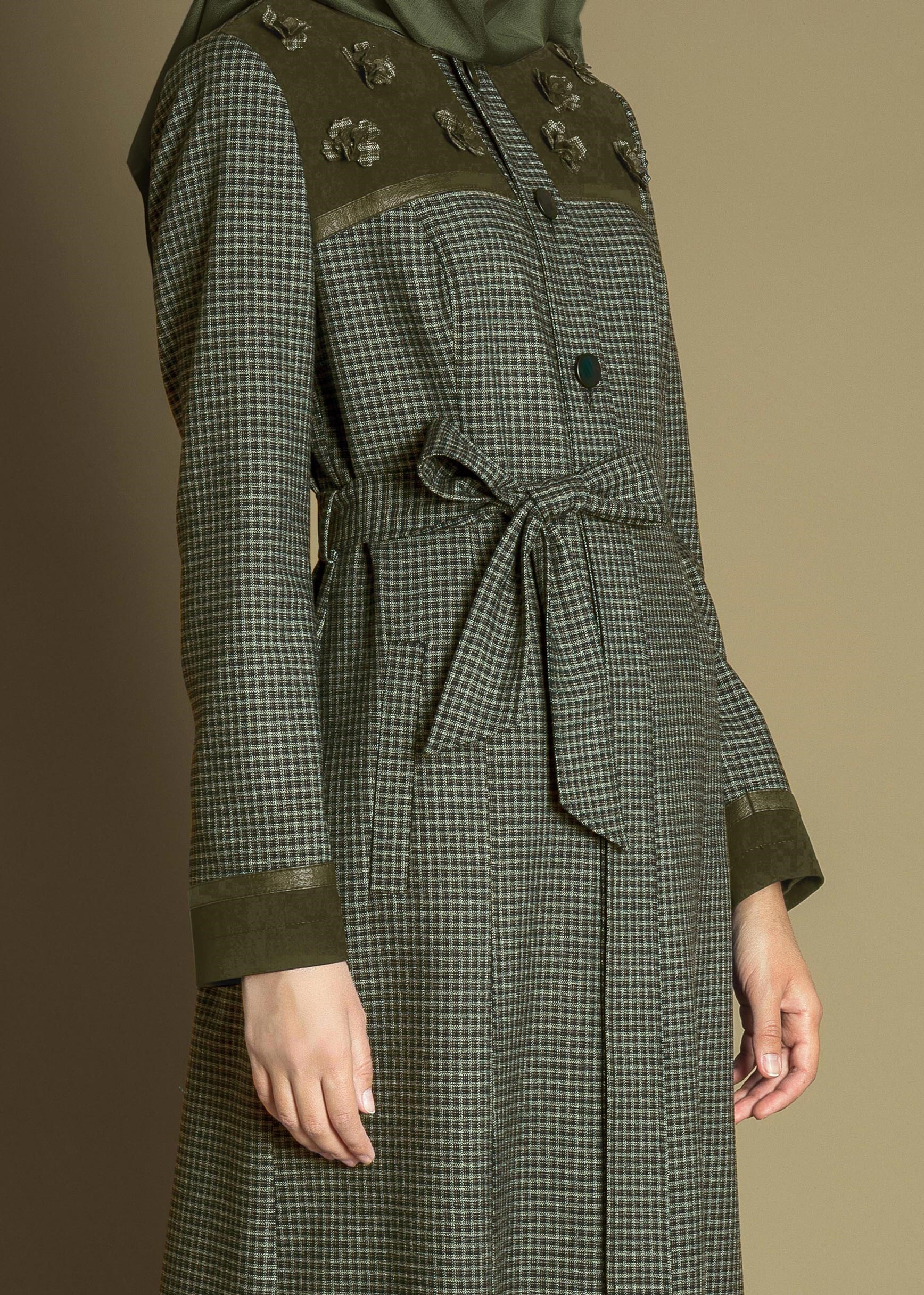 Tesettür giyim HAKİ ÜÇ BOYUT ÇİÇEK DESENLİ EKOSE PARDESÜ 1165 