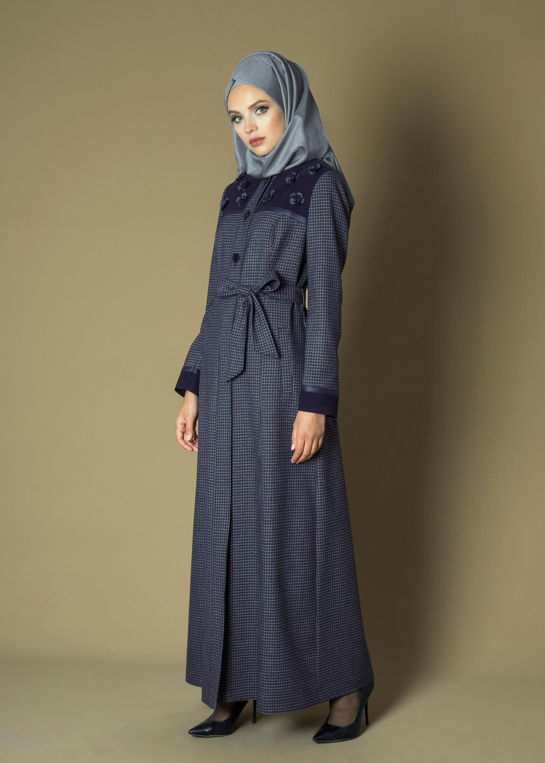 Tesettür giyim LACİVERT ÜÇ BOYUT ÇİÇEK DESENLİ EKOSE PARDESÜ 1165 