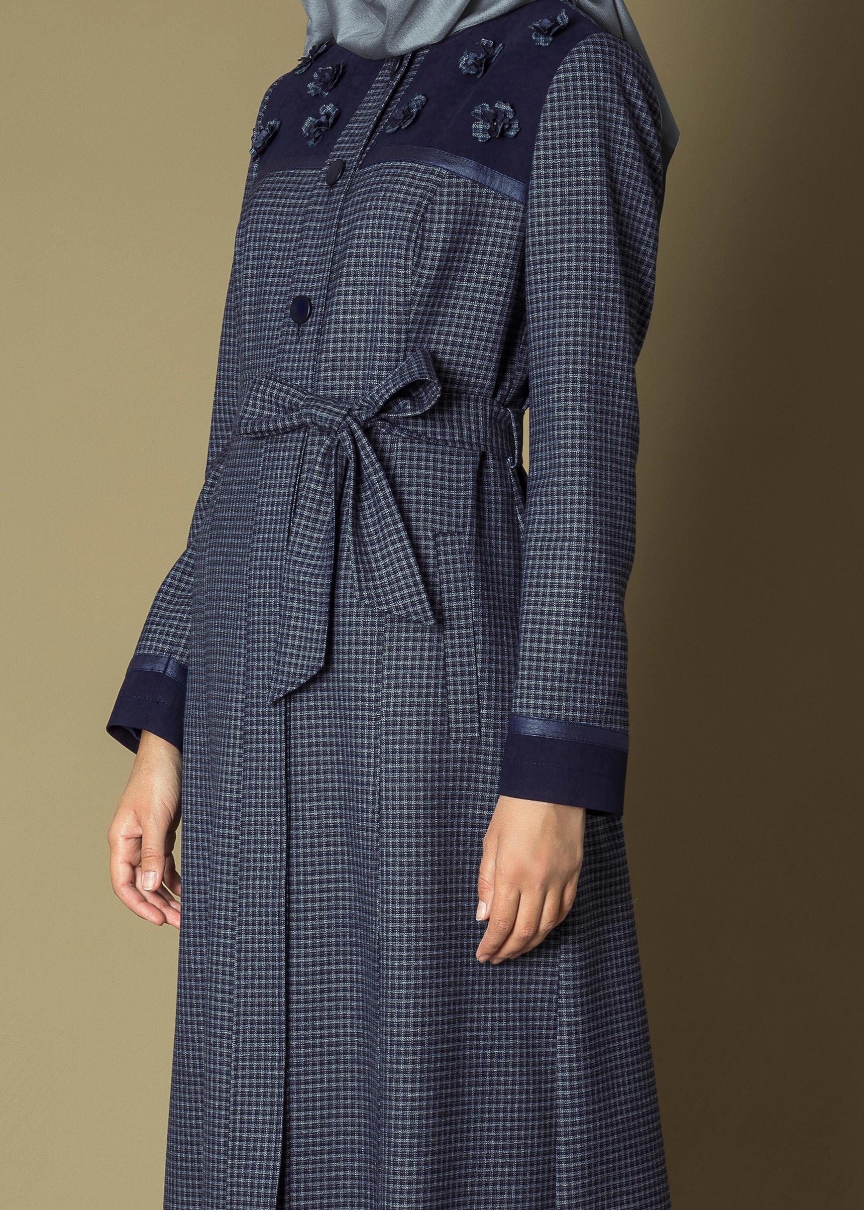 Tesettür giyim LACİVERT ÜÇ BOYUT ÇİÇEK DESENLİ EKOSE PARDESÜ 1165 