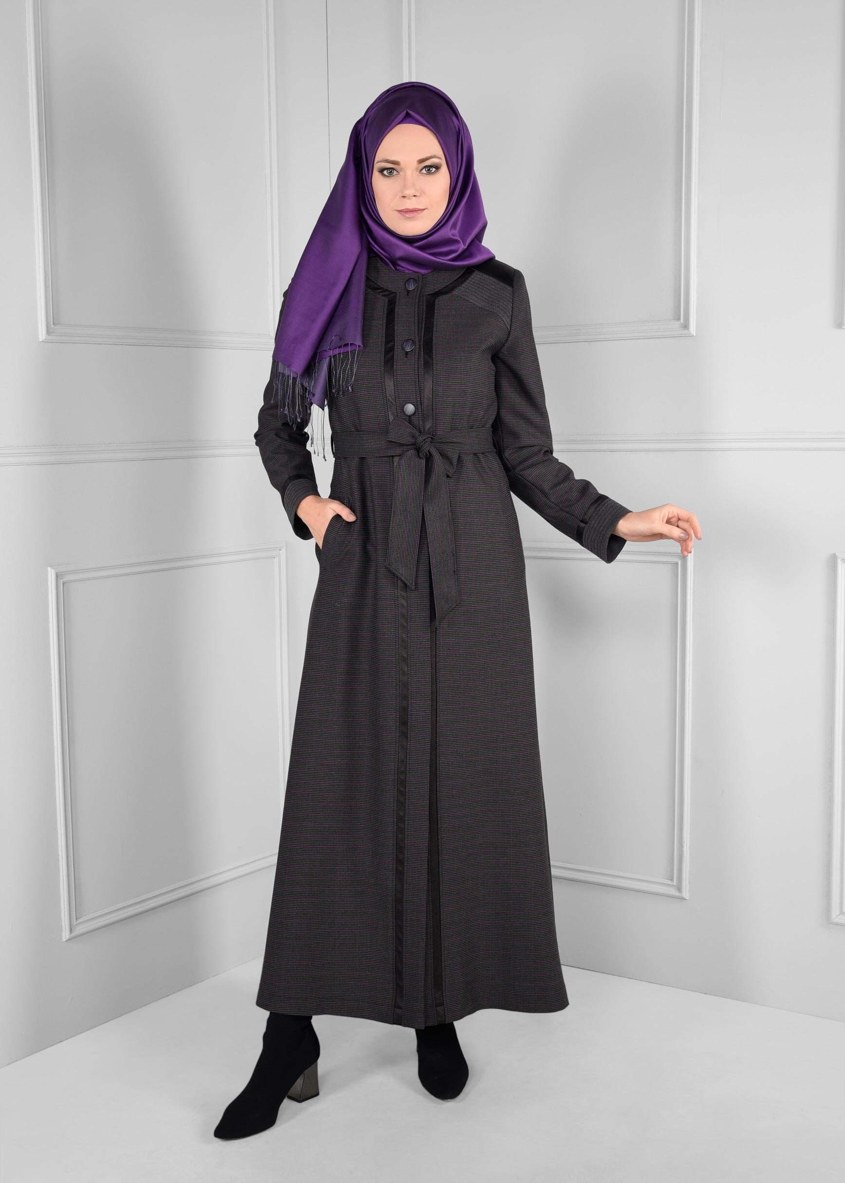 Tesettür giyim GRİ DERİ BİYE ŞERİTLİ DÜĞMELİ KUŞAKLI PARDESÜ 1166