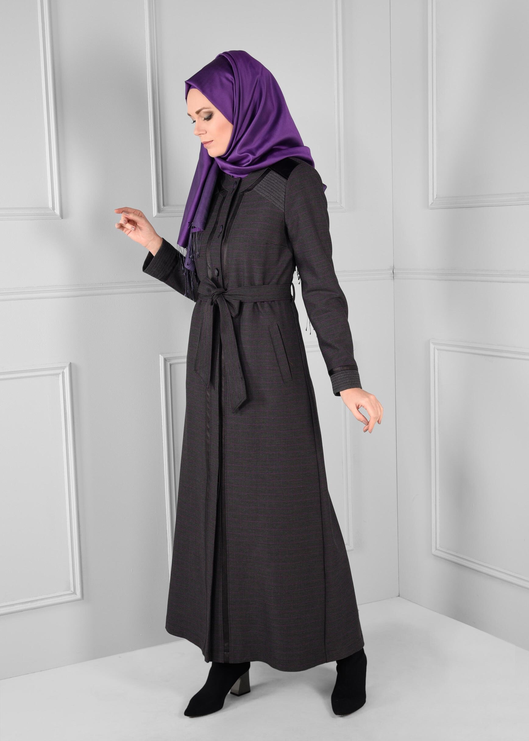 Tesettür giyim GRİ DERİ BİYE ŞERİTLİ DÜĞMELİ KUŞAKLI PARDESÜ 1166