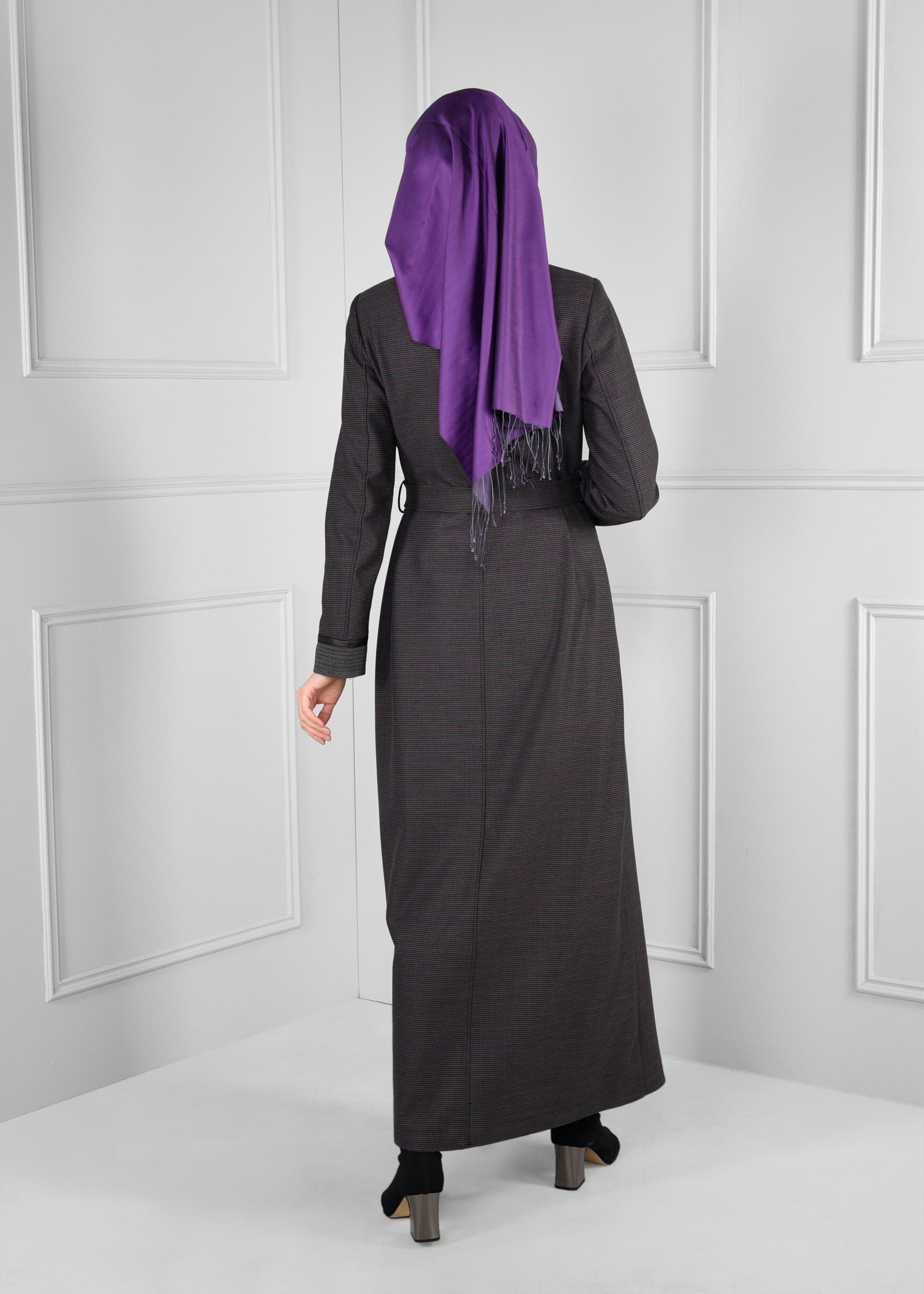 Tesettür giyim GRİ DERİ BİYE ŞERİTLİ DÜĞMELİ KUŞAKLI PARDESÜ 1166