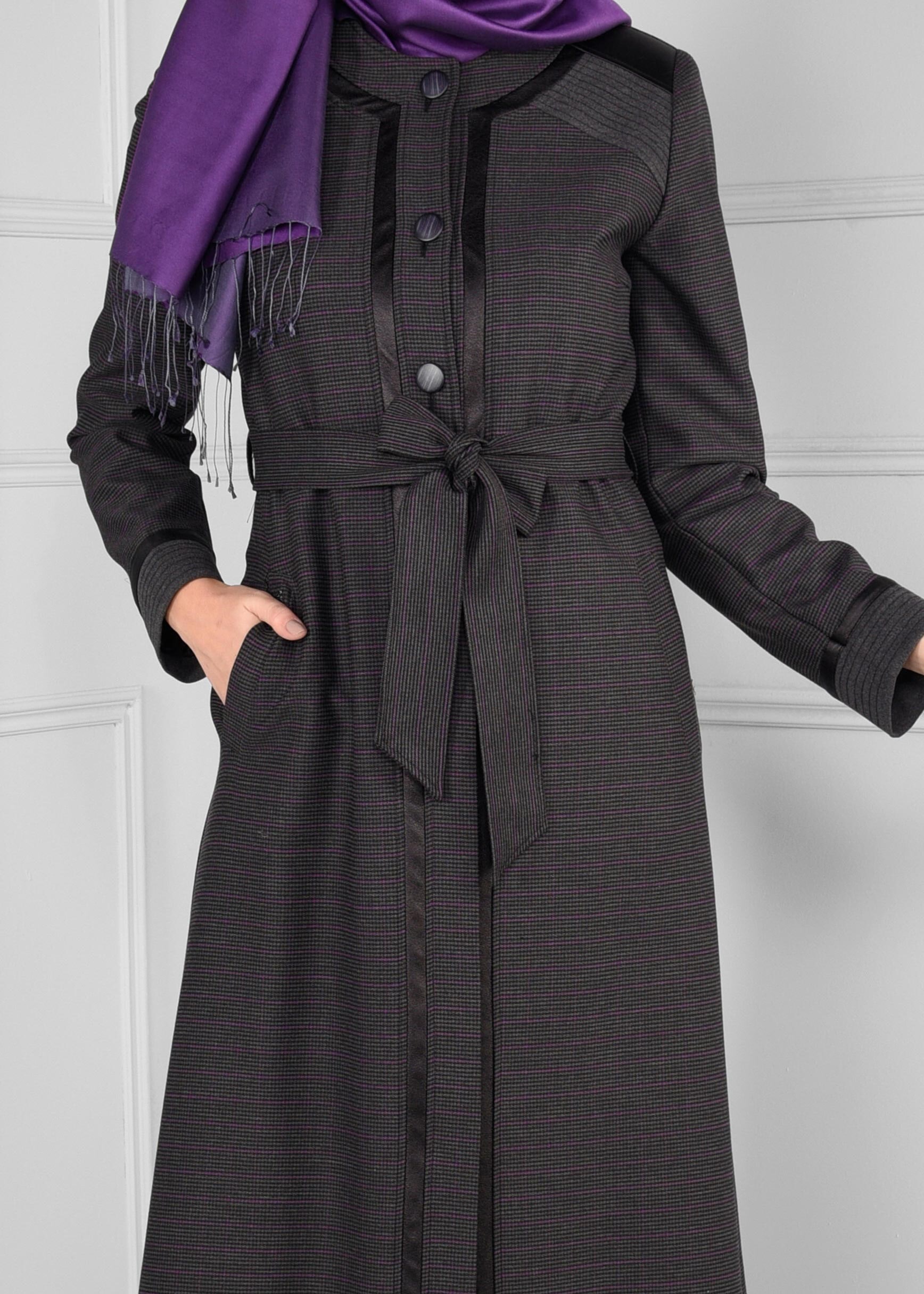 Tesettür giyim GRİ DERİ BİYE ŞERİTLİ DÜĞMELİ KUŞAKLI PARDESÜ 1166