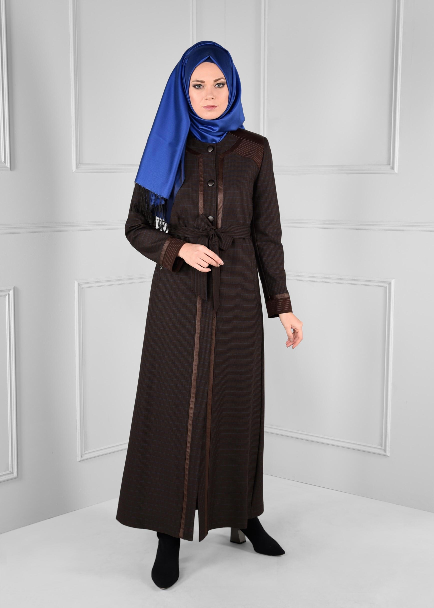 Tesettür giyim KAHVE DERİ BİYE ŞERİTLİ DÜĞMELİ KUŞAKLI PARDESÜ 1166