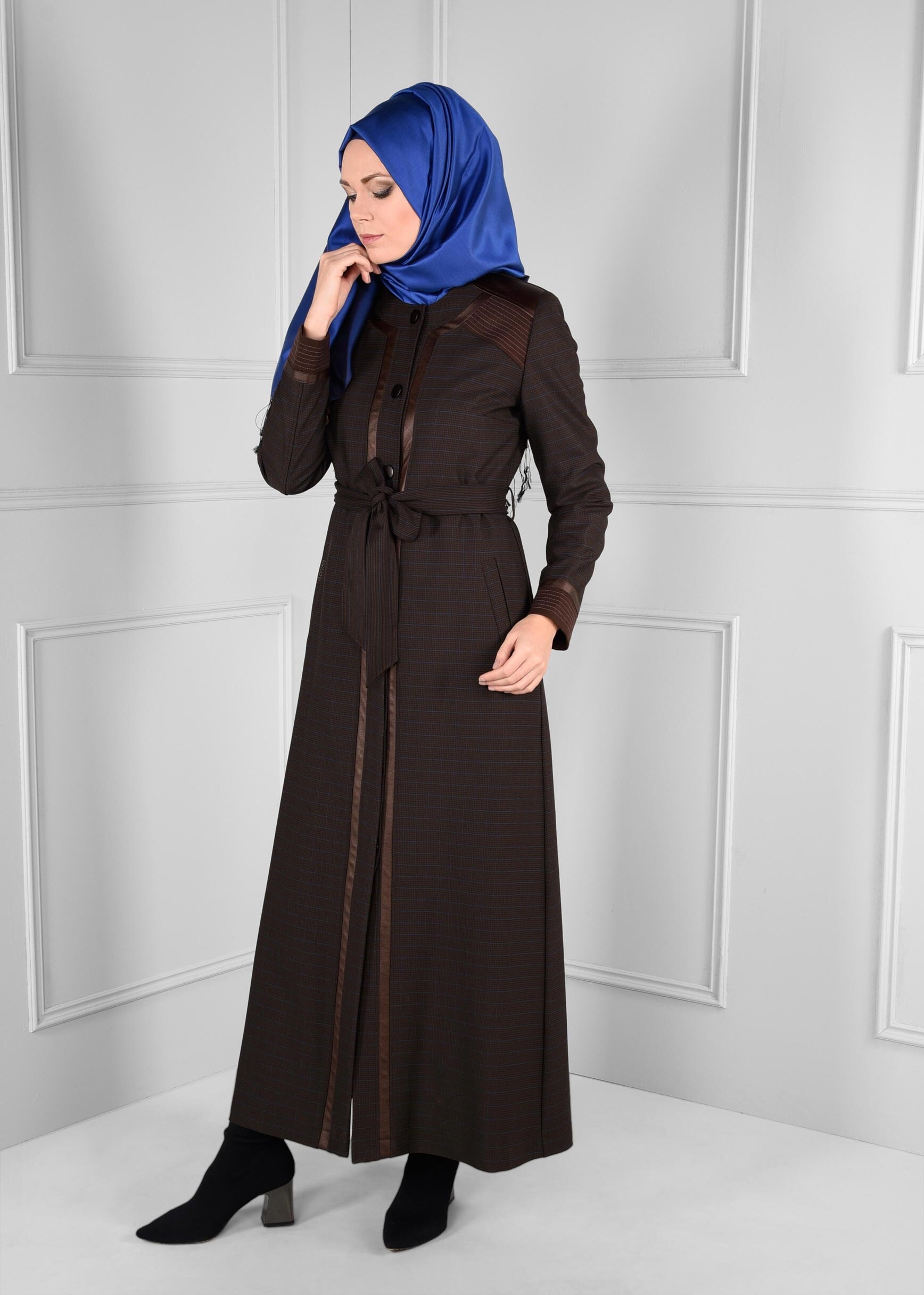 Tesettür giyim KAHVE DERİ BİYE ŞERİTLİ DÜĞMELİ KUŞAKLI PARDESÜ 1166