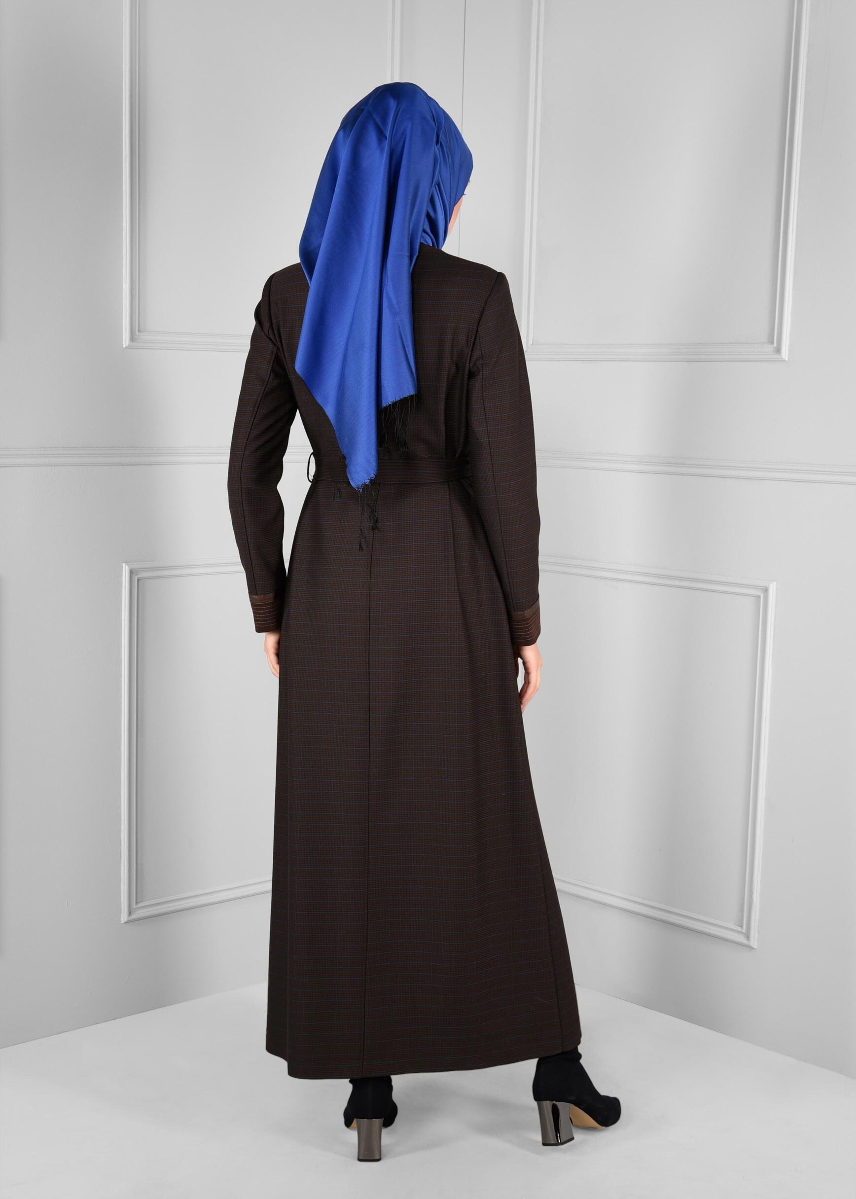 Tesettür giyim KAHVE DERİ BİYE ŞERİTLİ DÜĞMELİ KUŞAKLI PARDESÜ 1166