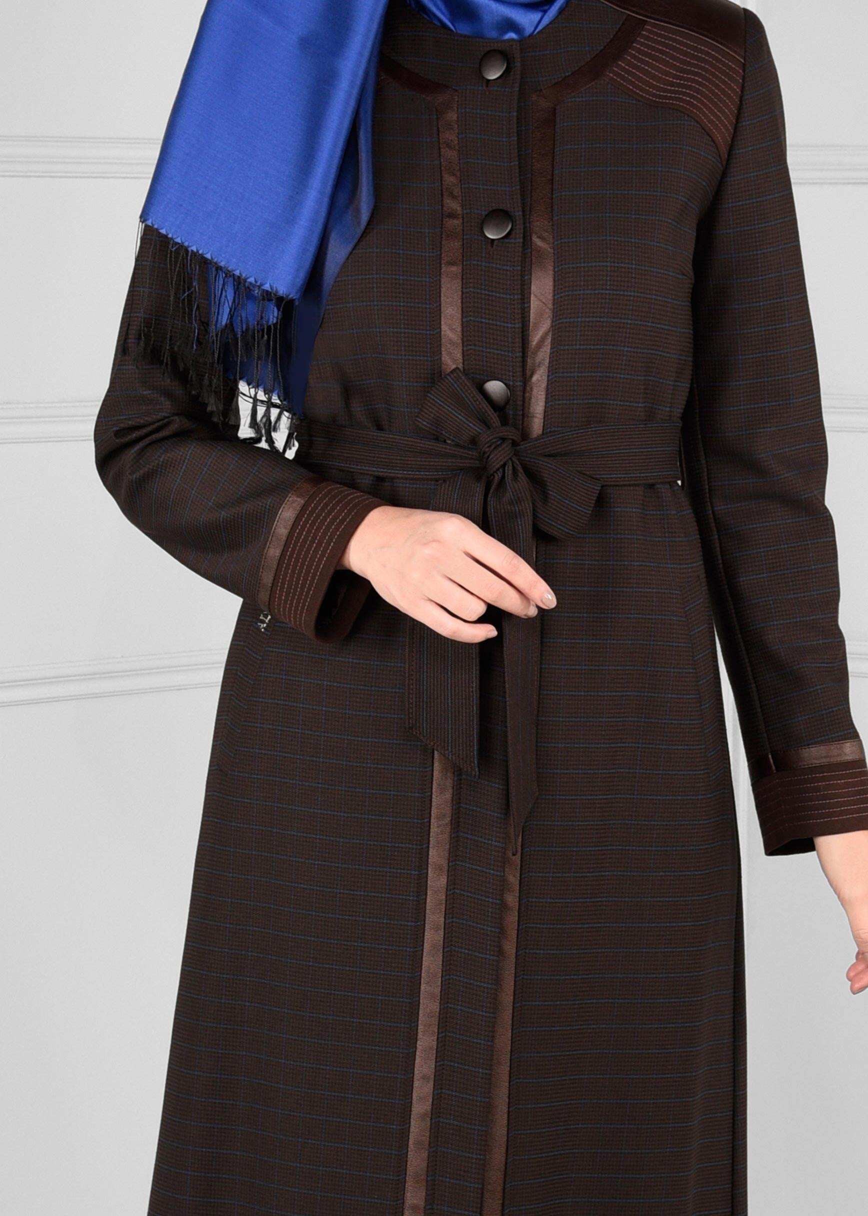 Tesettür giyim KAHVE DERİ BİYE ŞERİTLİ DÜĞMELİ KUŞAKLI PARDESÜ 1166