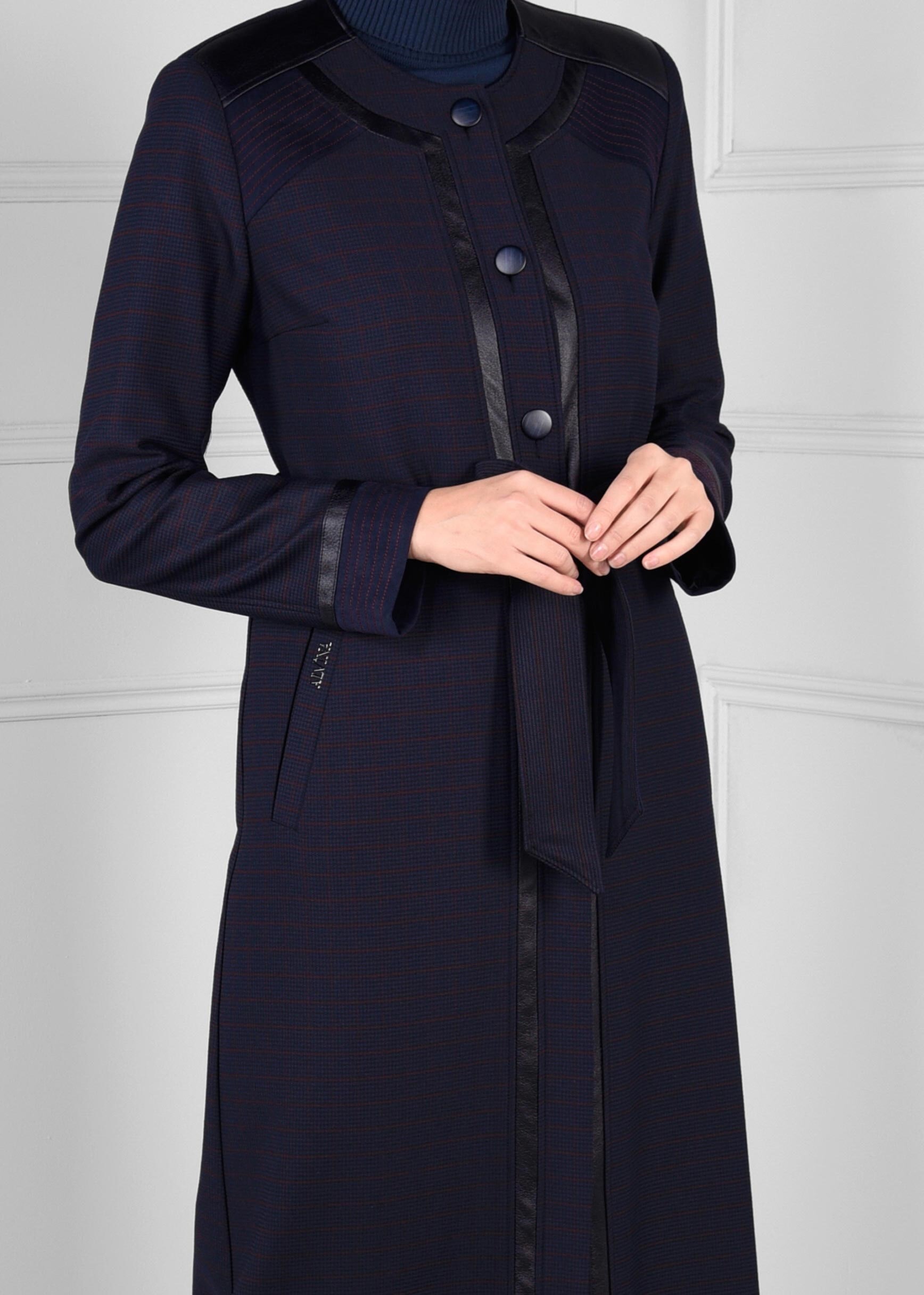 Tesettür giyim LACİVERT DERİ BİYE ŞERİTLİ DÜĞMELİ KUŞAKLI PARDESÜ 1166