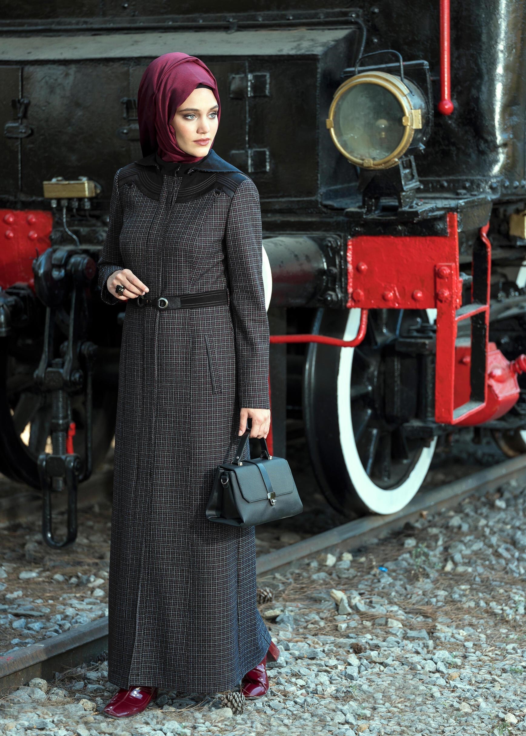 Tesettür giyim SİYAH KEMERLİ KAPÜŞONLU EKOSE PARDESÜ 1173