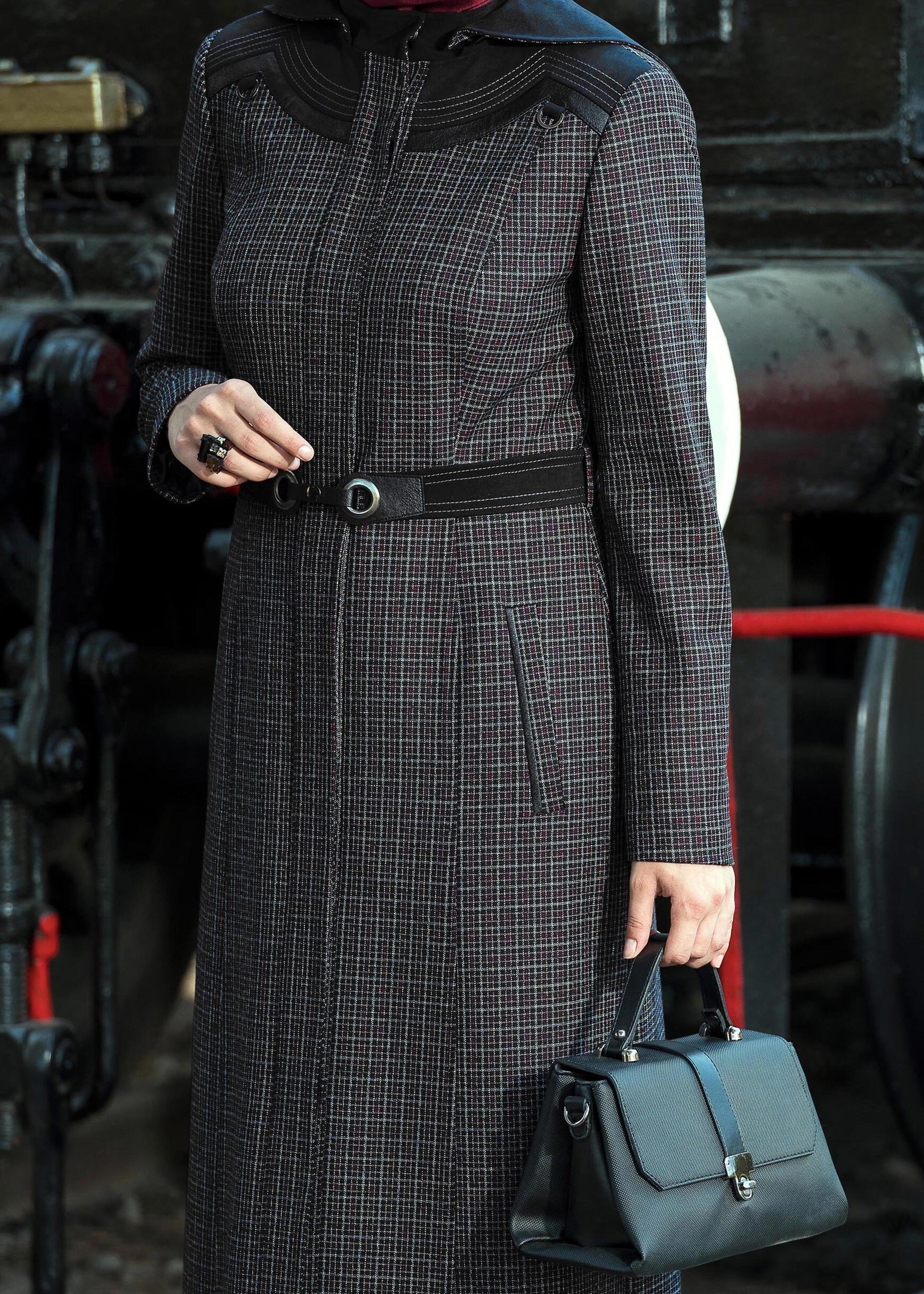 Tesettür giyim SİYAH KEMERLİ KAPÜŞONLU EKOSE PARDESÜ 1173