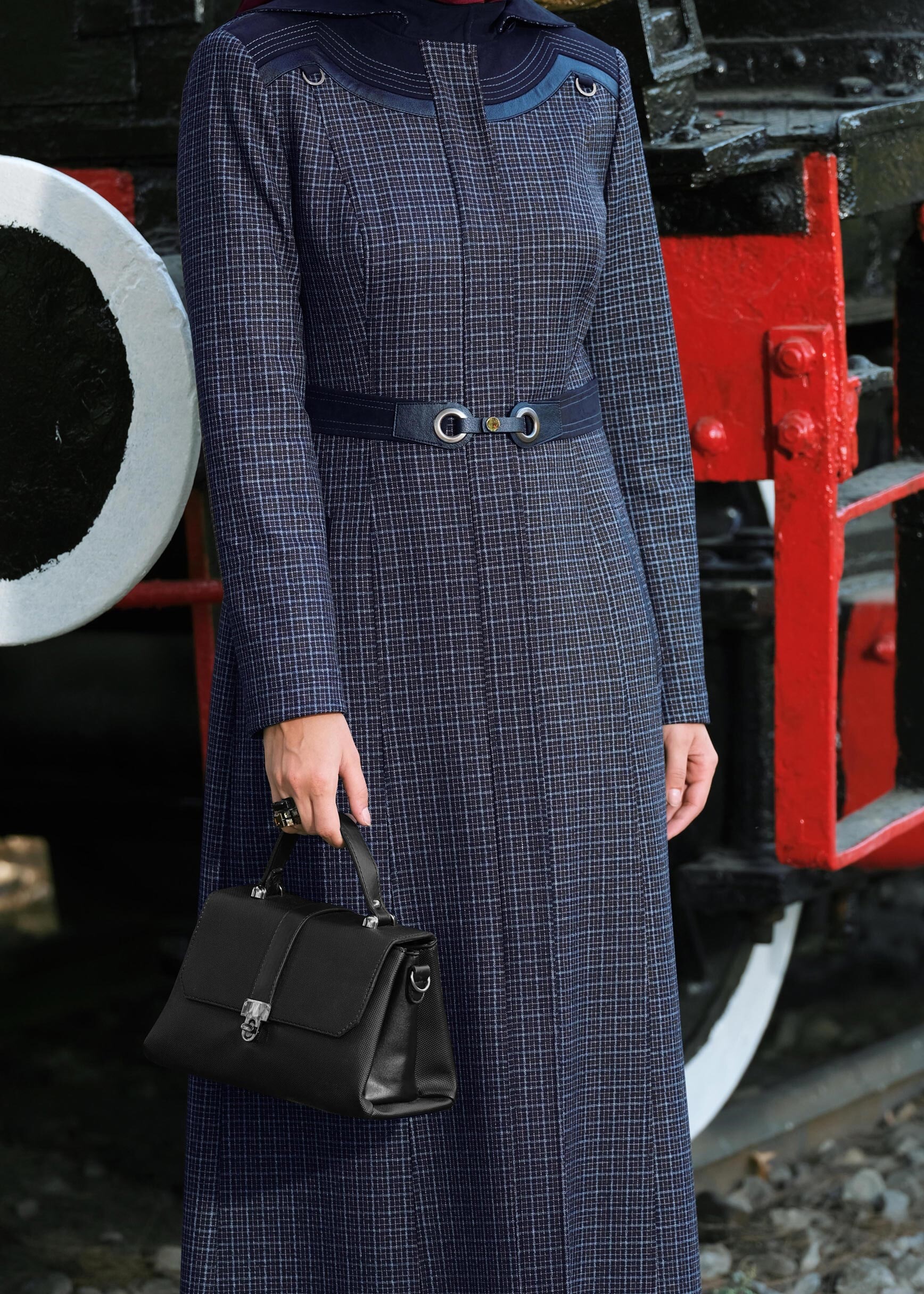 Tesettür giyim LACİVERT KEMERLİ KAPÜŞONLU EKOSE PARDESÜ 1173