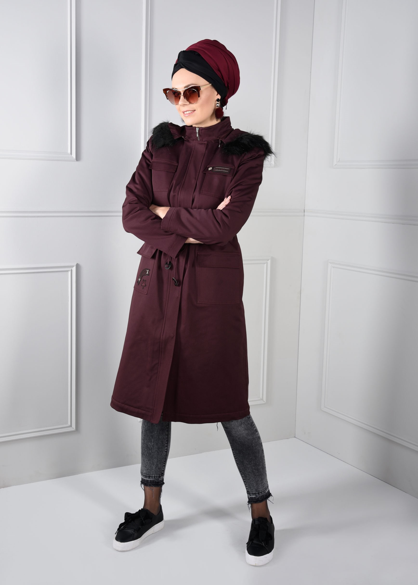 Tesettür giyim BORDO BELDEN BÜZGÜLÜ CEPLERİ ARMALI PARKA 9645