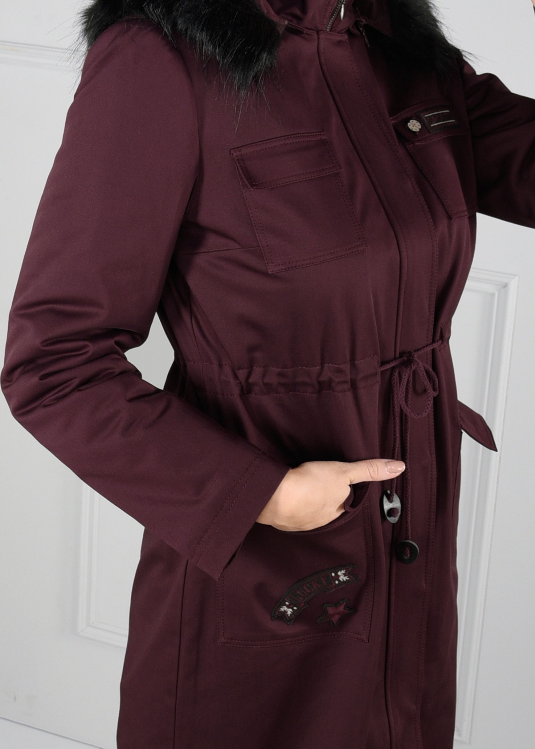 Tesettür giyim BORDO BELDEN BÜZGÜLÜ CEPLERİ ARMALI PARKA 9645