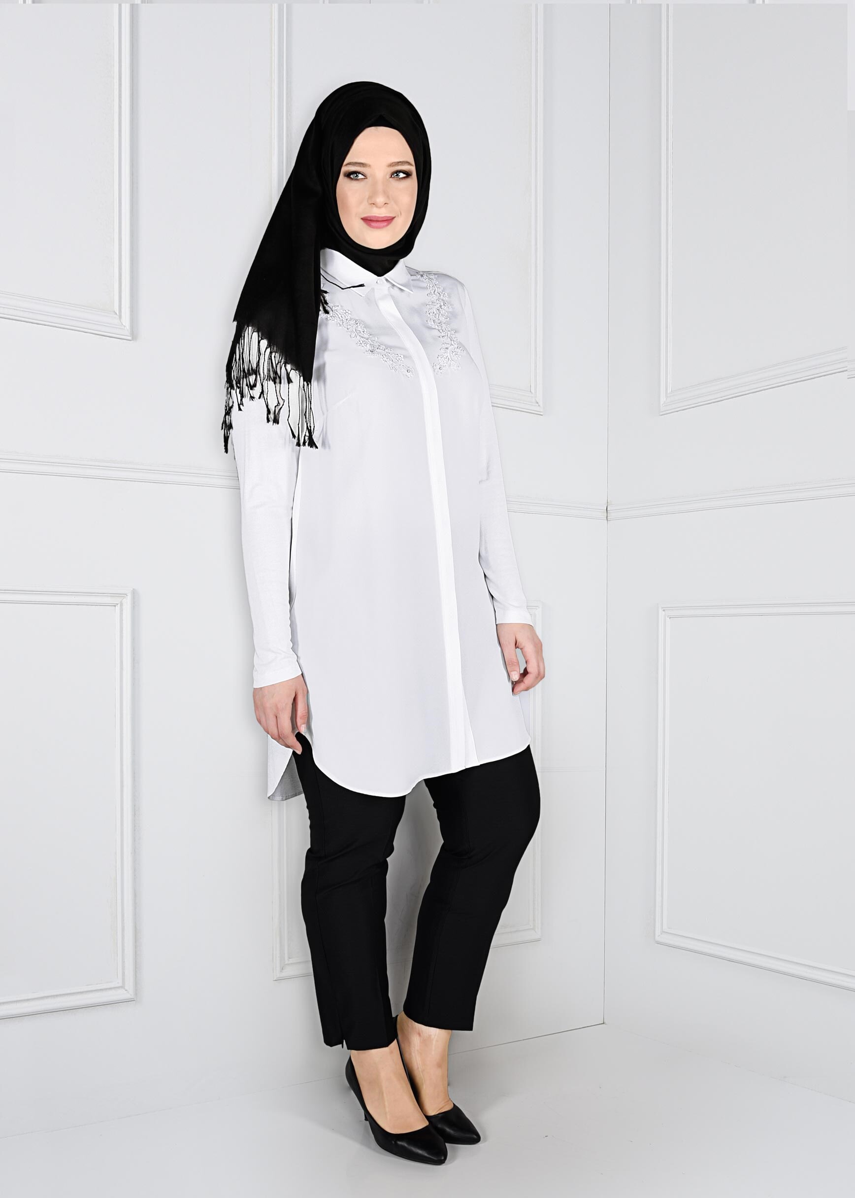 Tesettür giyim BEYAZ GÜPÜRLÜ BONCUK İŞLEME DETAYLI TUNİK 2741