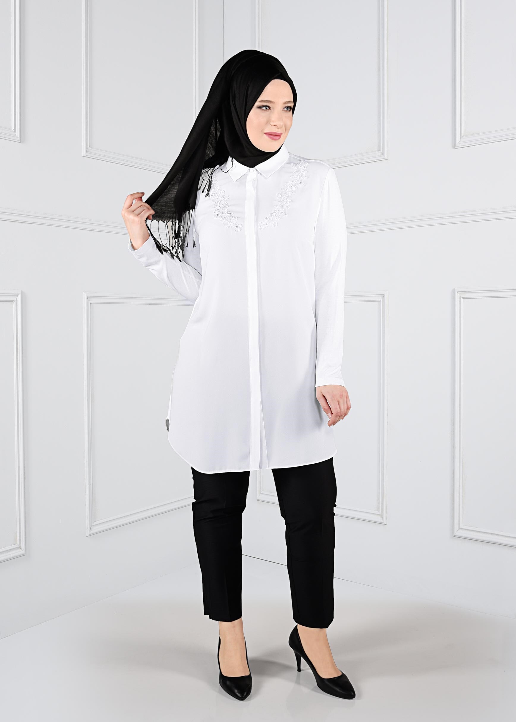 Tesettür giyim BEYAZ GÜPÜRLÜ BONCUK İŞLEME DETAYLI TUNİK 2741