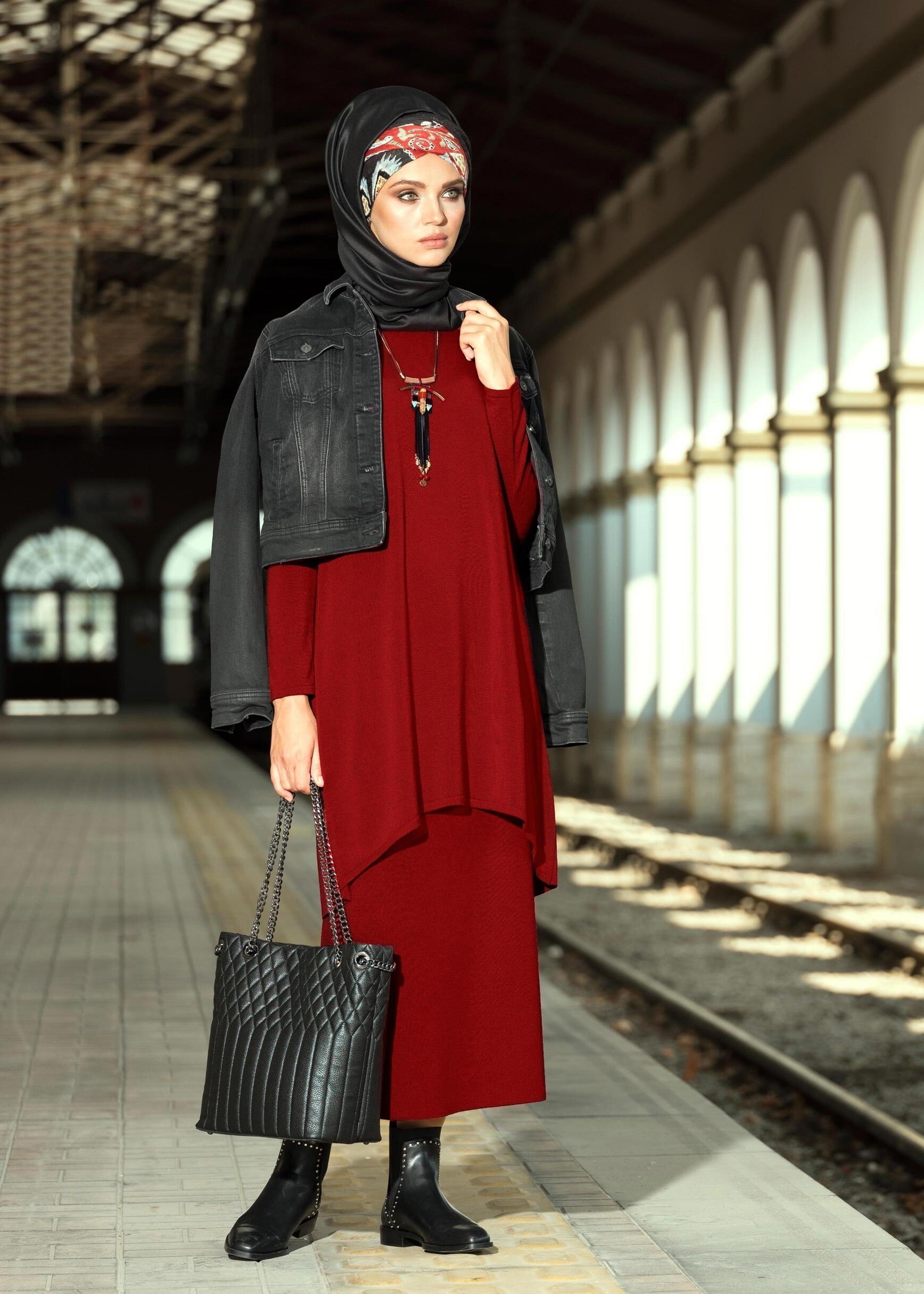 Tesettür giyim KIRMIZI ETEK UCU OVAL KESİM TRİKO TUNİK 4575