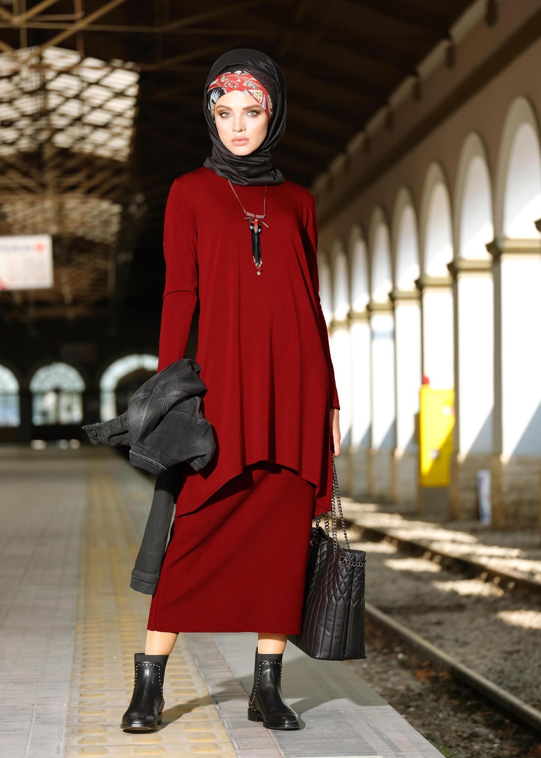 Tesettür giyim KIRMIZI ETEK UCU OVAL KESİM TRİKO TUNİK 4575