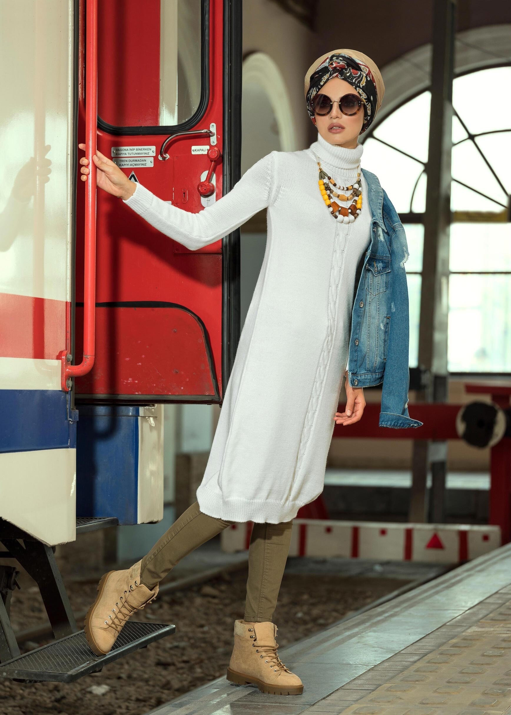 Tesettür giyim BEYAZ BOĞAZLI TRİKO TUNİK 4582