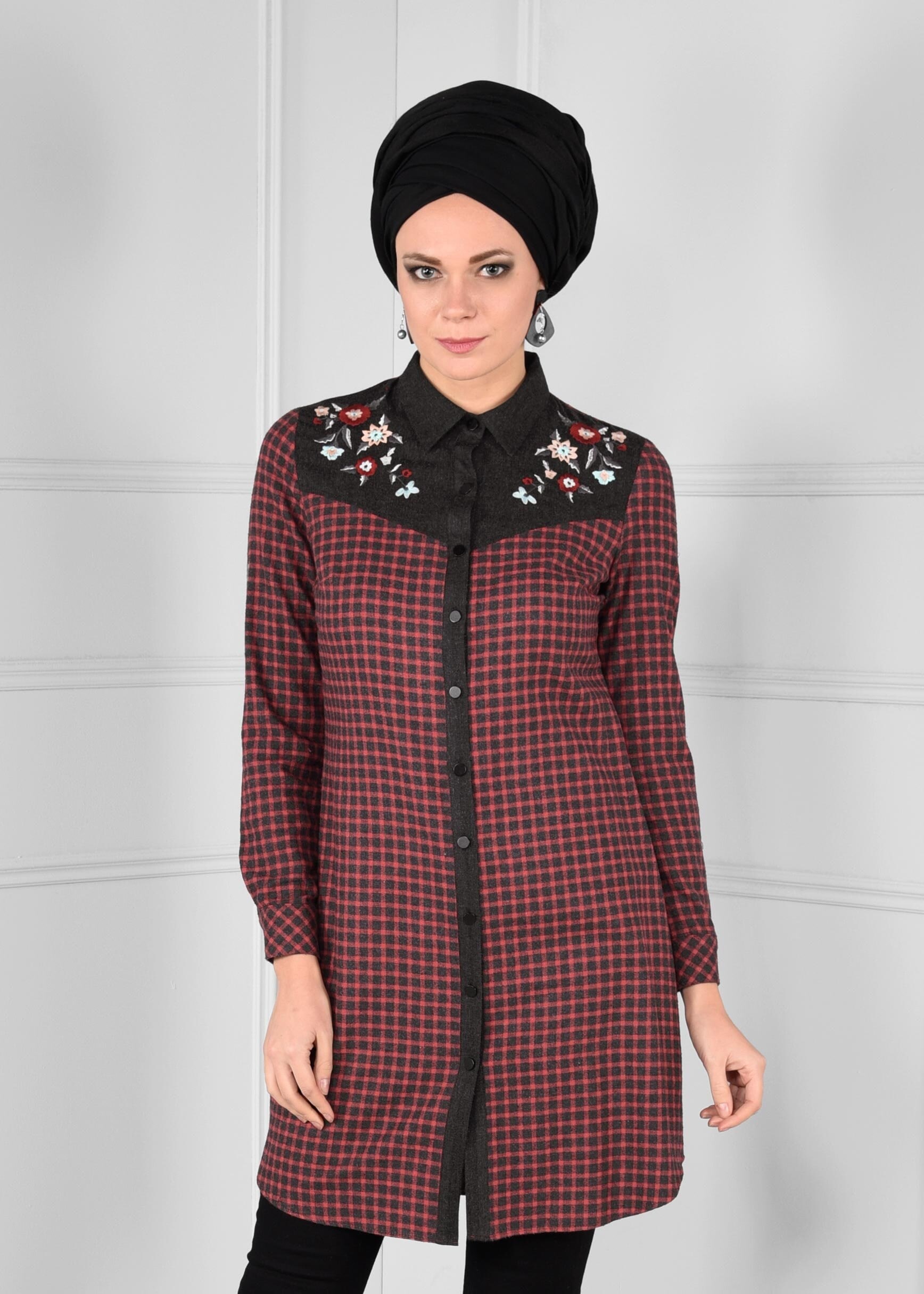 Tesettür giyim SİYAH NAKIŞ İŞLEMELİ EKOSE TUNİK 4591