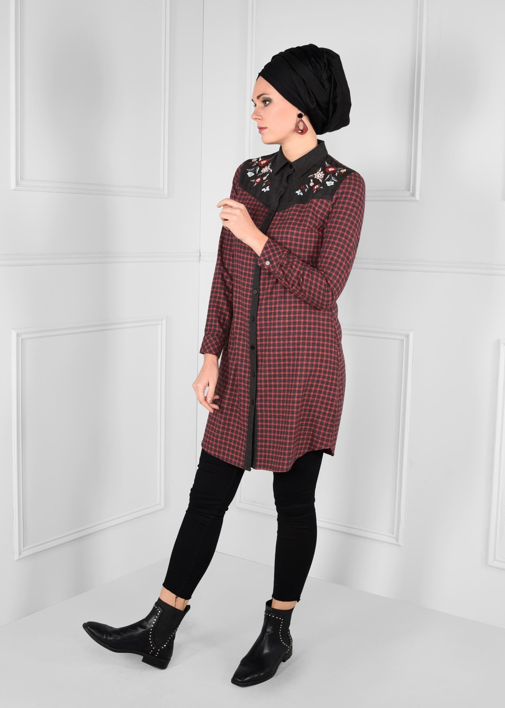 Tesettür giyim SİYAH NAKIŞ İŞLEMELİ EKOSE TUNİK 4591