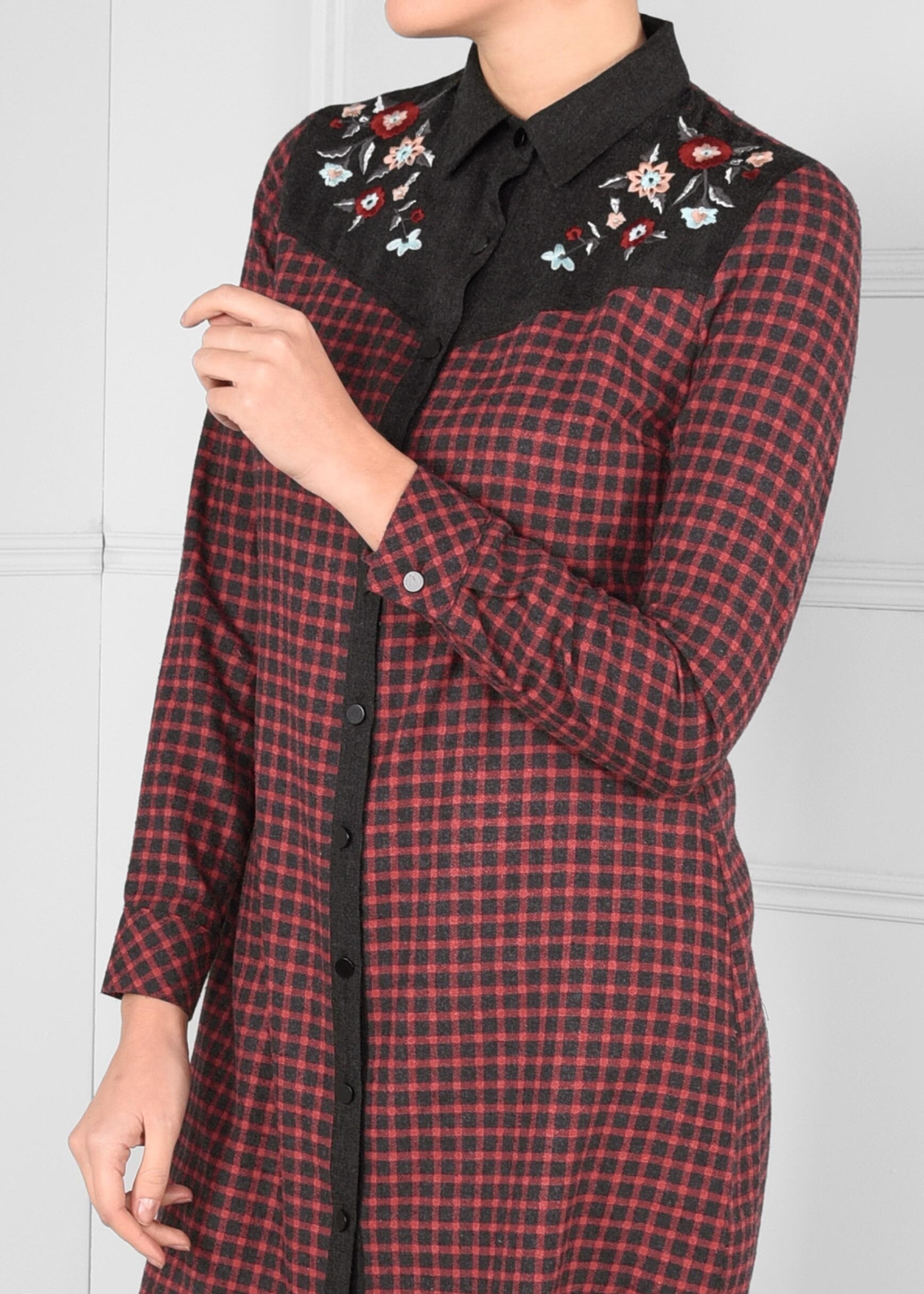 Tesettür giyim SİYAH NAKIŞ İŞLEMELİ EKOSE TUNİK 4591