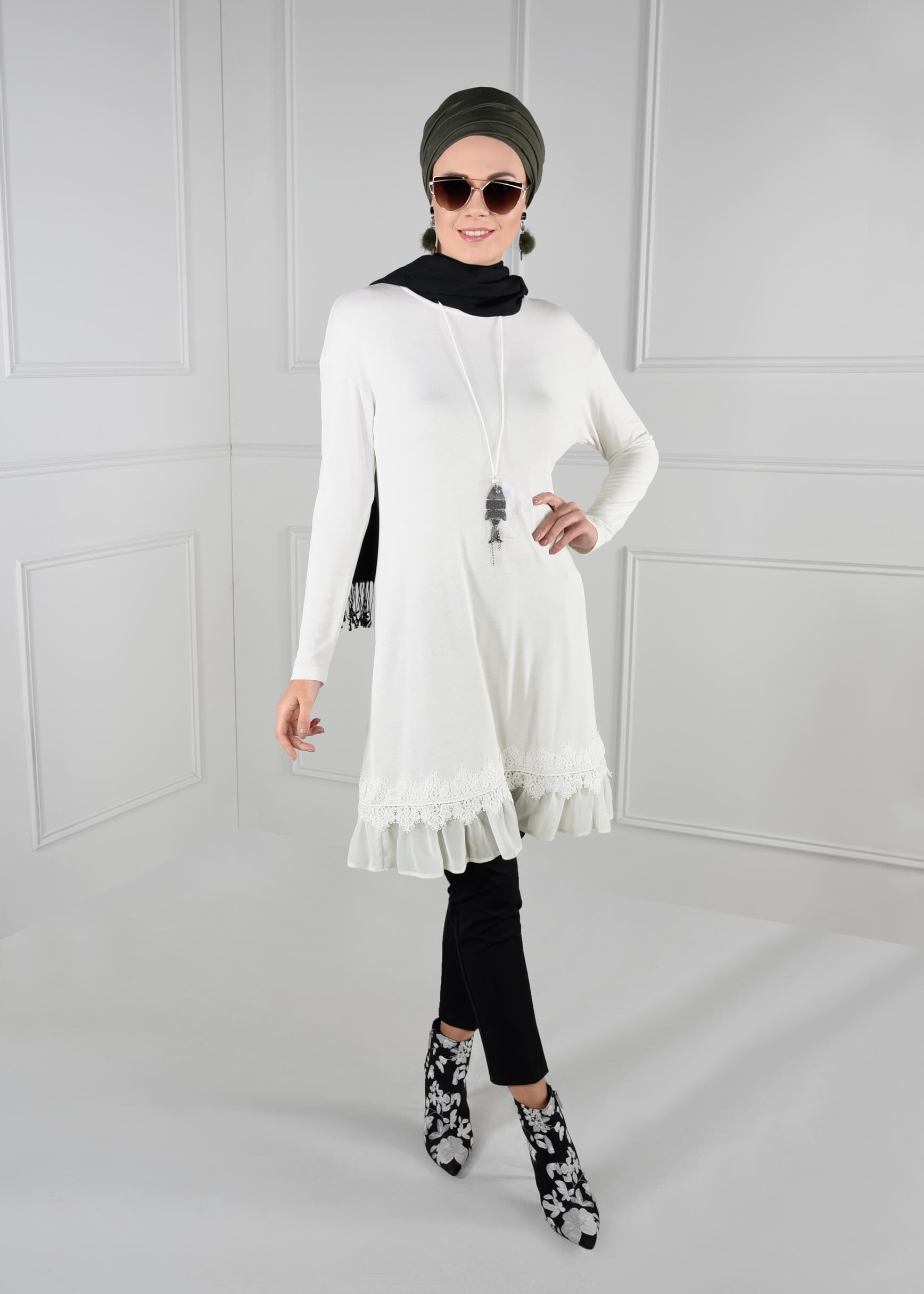 Tesettür giyim BEYAZ ETEK UCU ŞİFON VOLANLI GÜPÜR DETAYLI TUNİK 4594