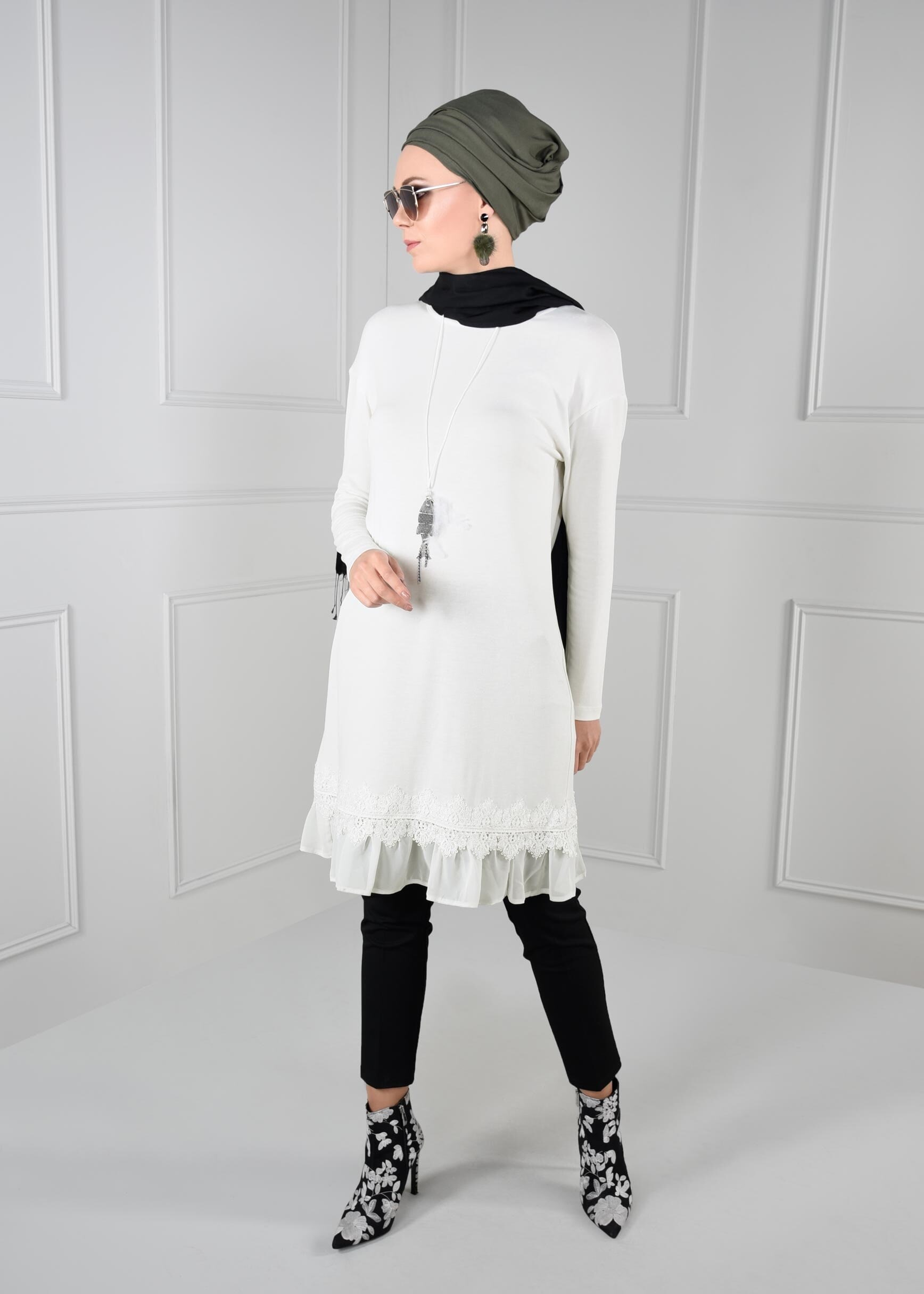 Tesettür giyim BEYAZ ETEK UCU ŞİFON VOLANLI GÜPÜR DETAYLI TUNİK 4594