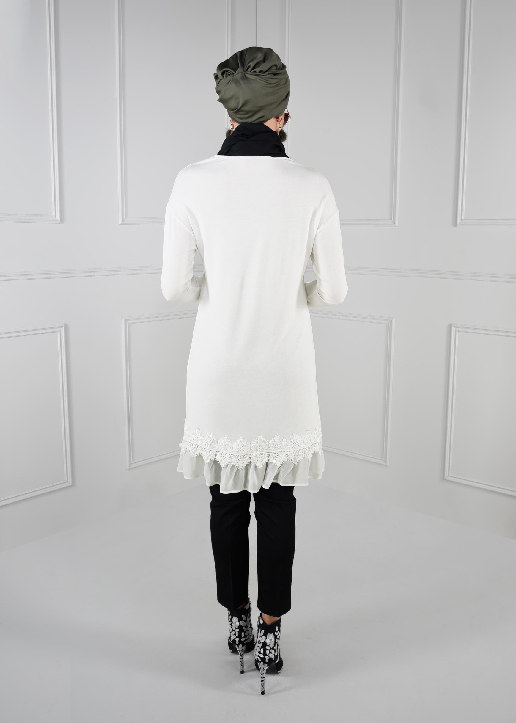 Tesettür giyim BEYAZ ETEK UCU ŞİFON VOLANLI GÜPÜR DETAYLI TUNİK 4594