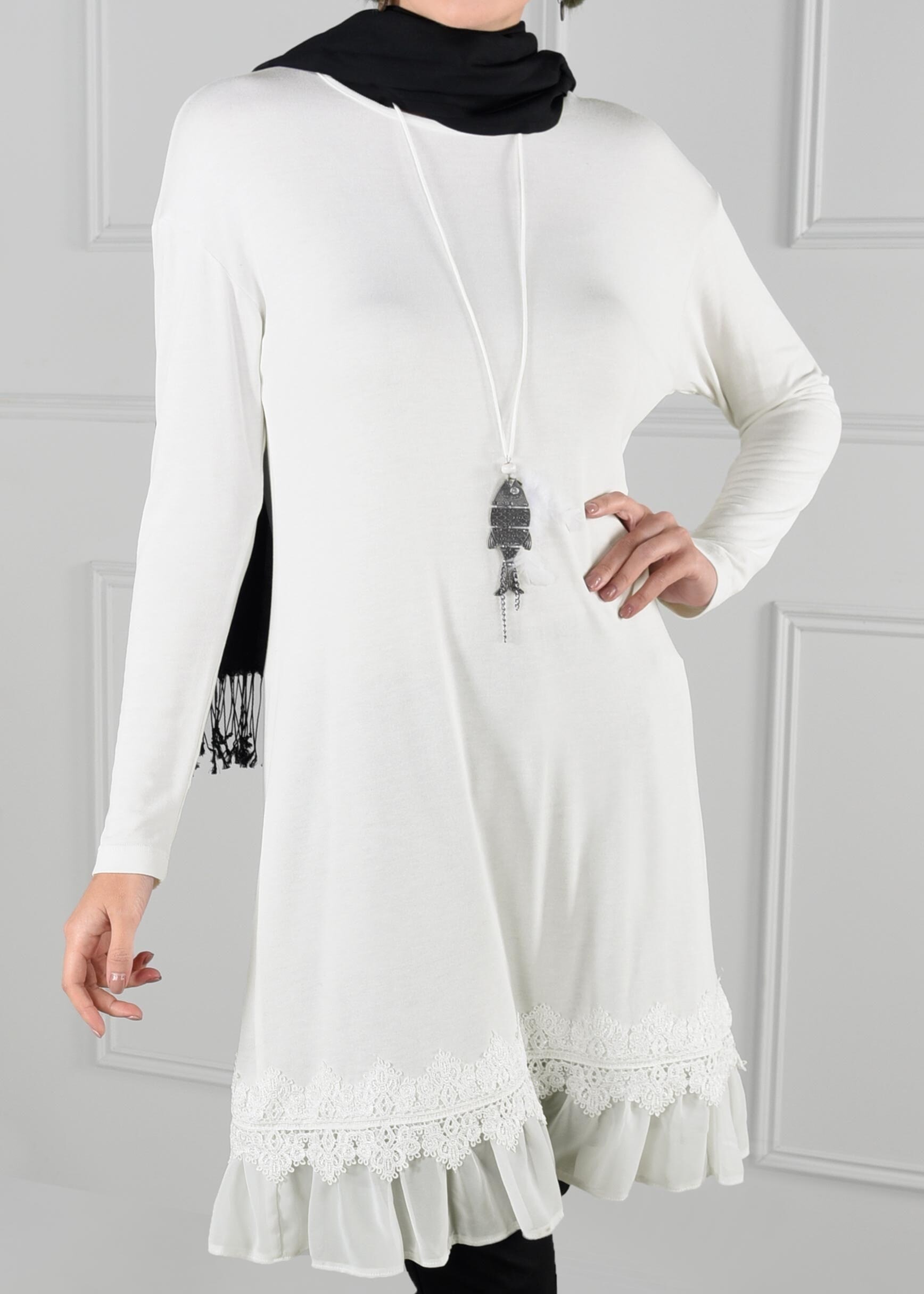Tesettür giyim BEYAZ ETEK UCU ŞİFON VOLANLI GÜPÜR DETAYLI TUNİK 4594