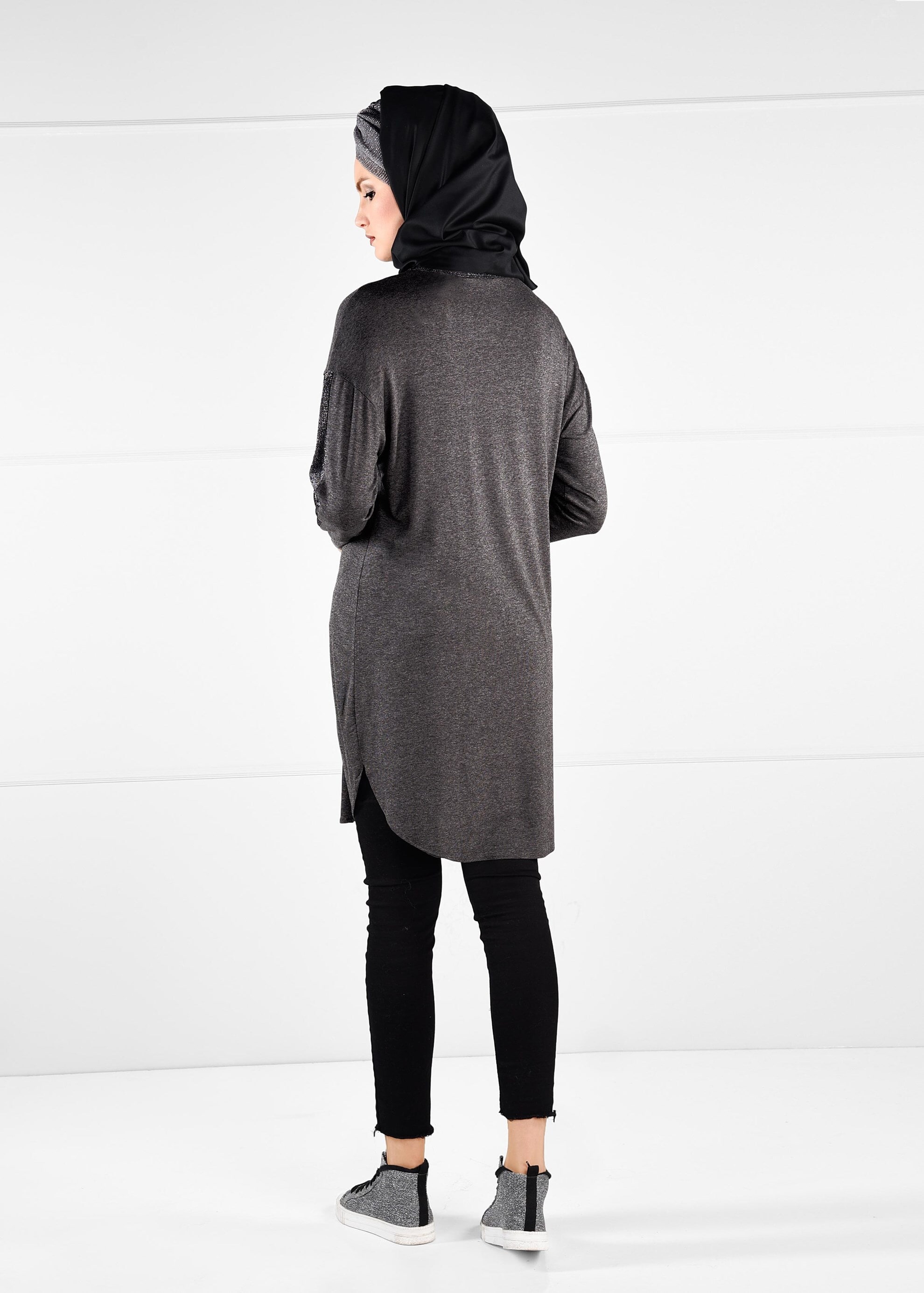 Tesettür giyim GRİ KOLLARI YAKASI SİMLİ BİYE ŞERİT DETAYLI CEPLİ TUNİK 4598