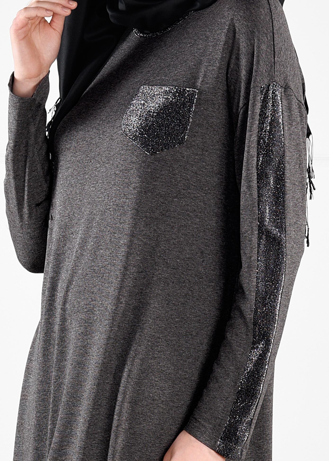 Tesettür giyim GRİ KOLLARI YAKASI SİMLİ BİYE ŞERİT DETAYLI CEPLİ TUNİK 4598