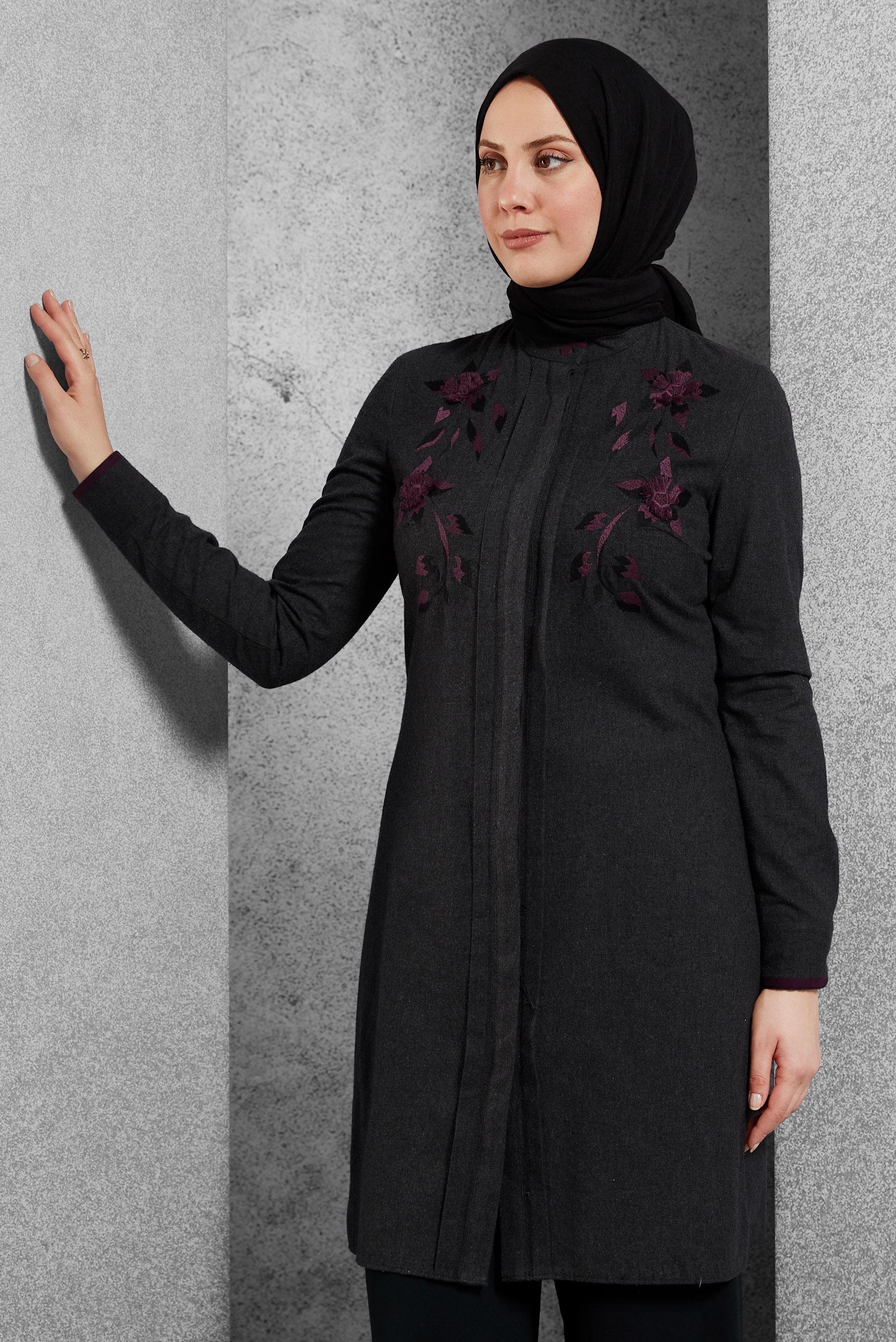 Tesettür giyim GRİ ÇİÇEK İŞLEMELİ YAKASI DÜĞMELİ TUNİK 4616 