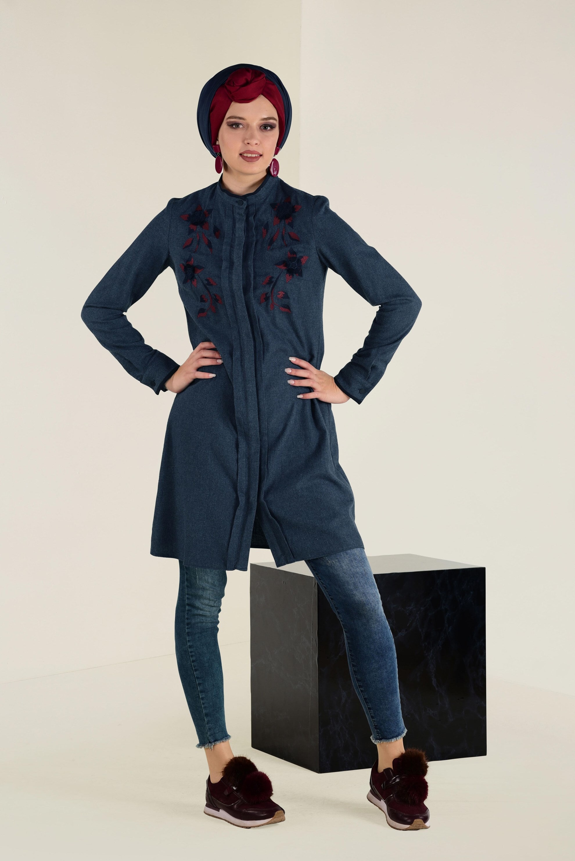 Tesettür giyim LACİVERT ÇİÇEK İŞLEMELİ YAKASI DÜĞMELİ TUNİK 4616 