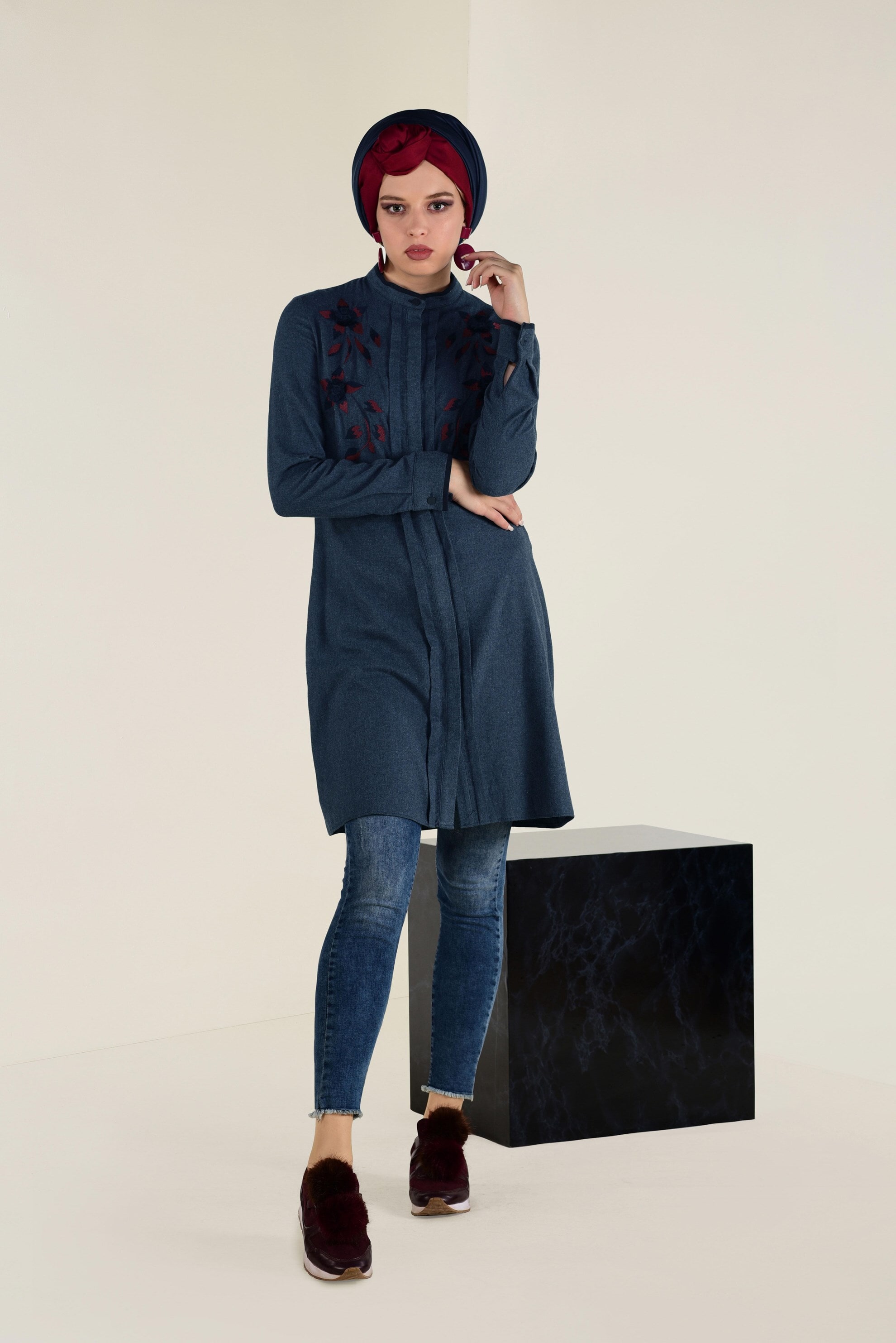 Tesettür giyim LACİVERT ÇİÇEK İŞLEMELİ YAKASI DÜĞMELİ TUNİK 4616 